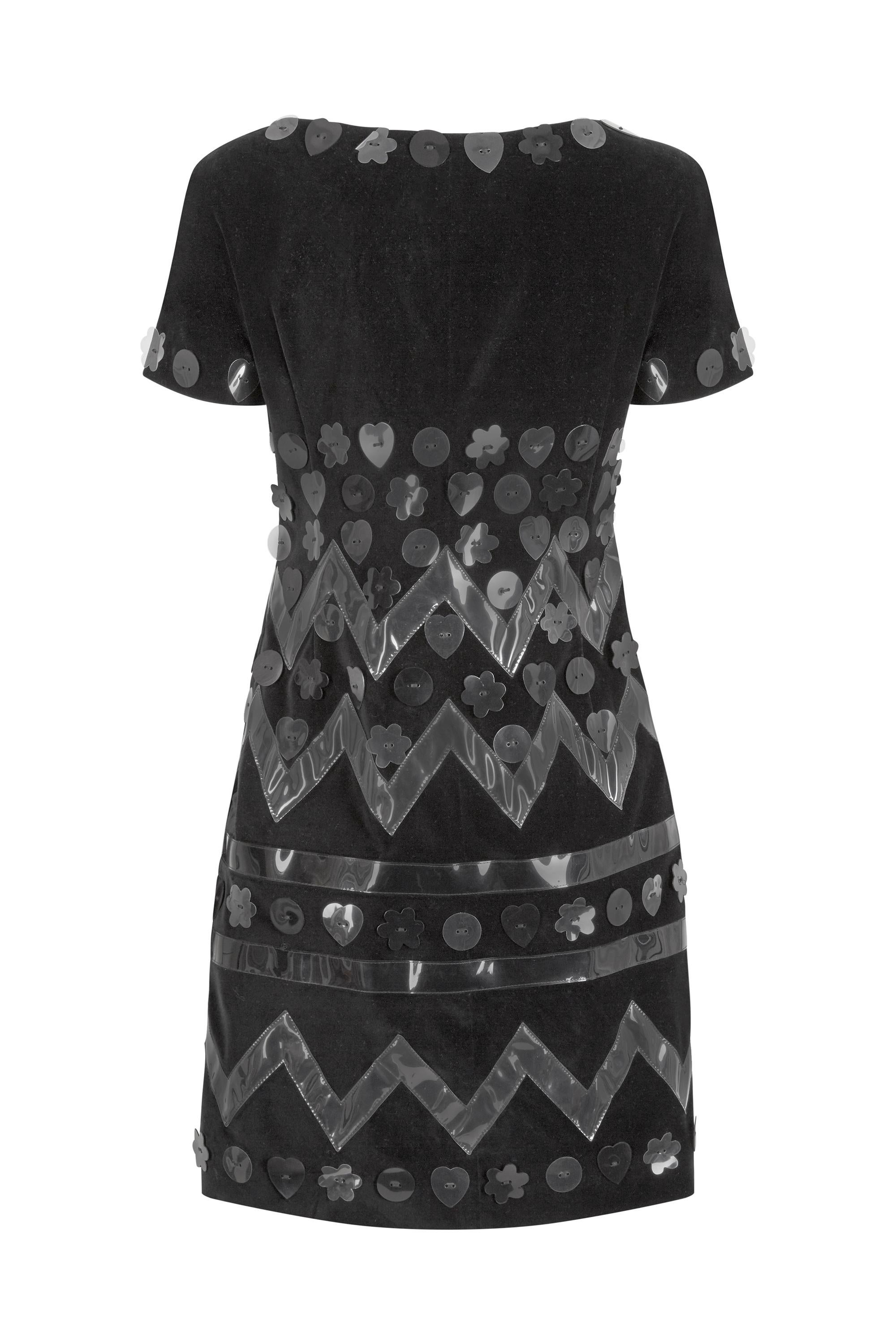 1990er Moschino Schwarzes Samtkleid mit neuartigen Vinyl-Applikationen im Zustand „Hervorragend“ im Angebot in London, GB