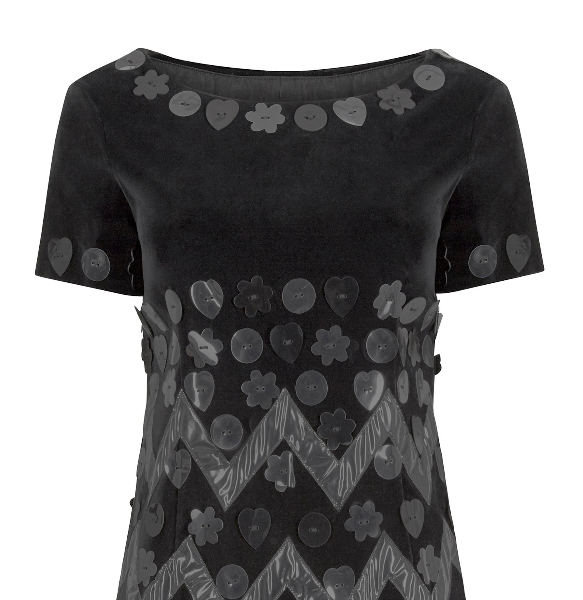 1990er Moschino Schwarzes Samtkleid mit neuartigen Vinyl-Applikationen Damen im Angebot