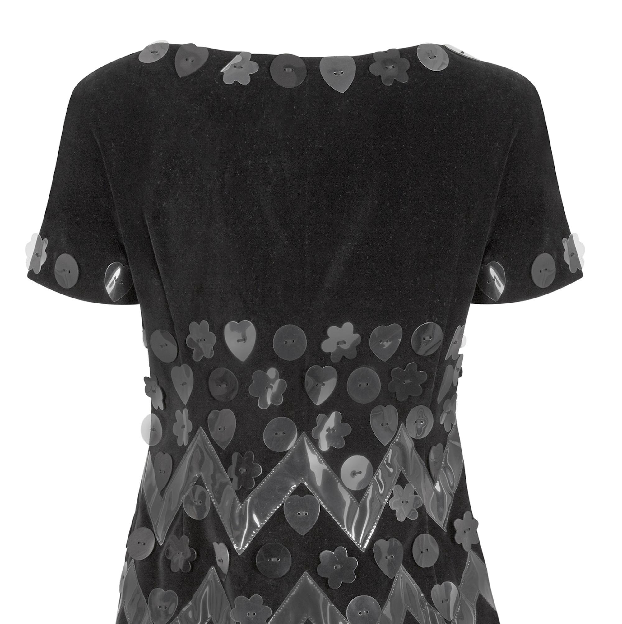 1990er Moschino Schwarzes Samtkleid mit neuartigen Vinyl-Applikationen im Angebot 1