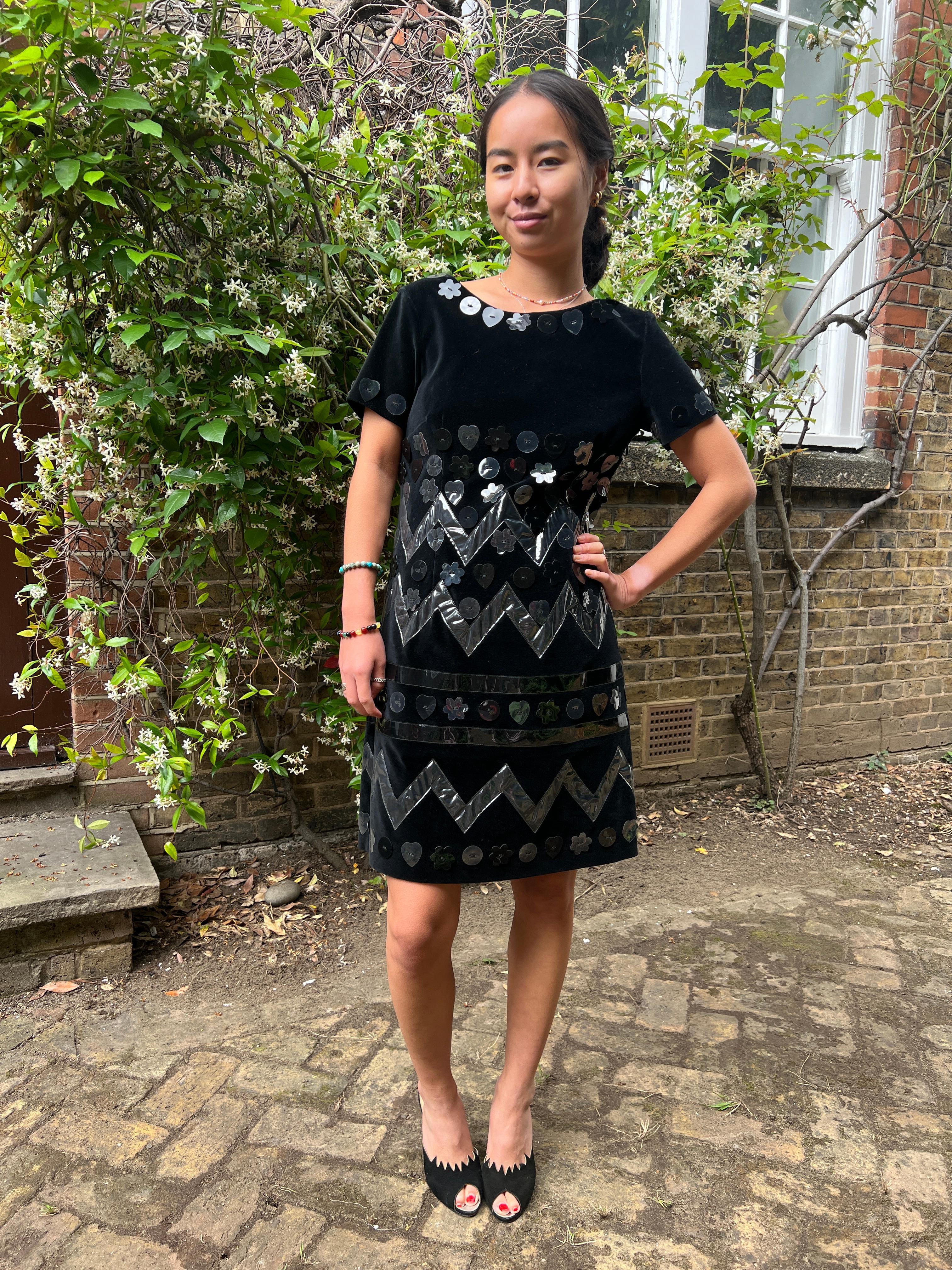 1990er Moschino Schwarzes Samtkleid mit neuartigen Vinyl-Applikationen im Angebot 4