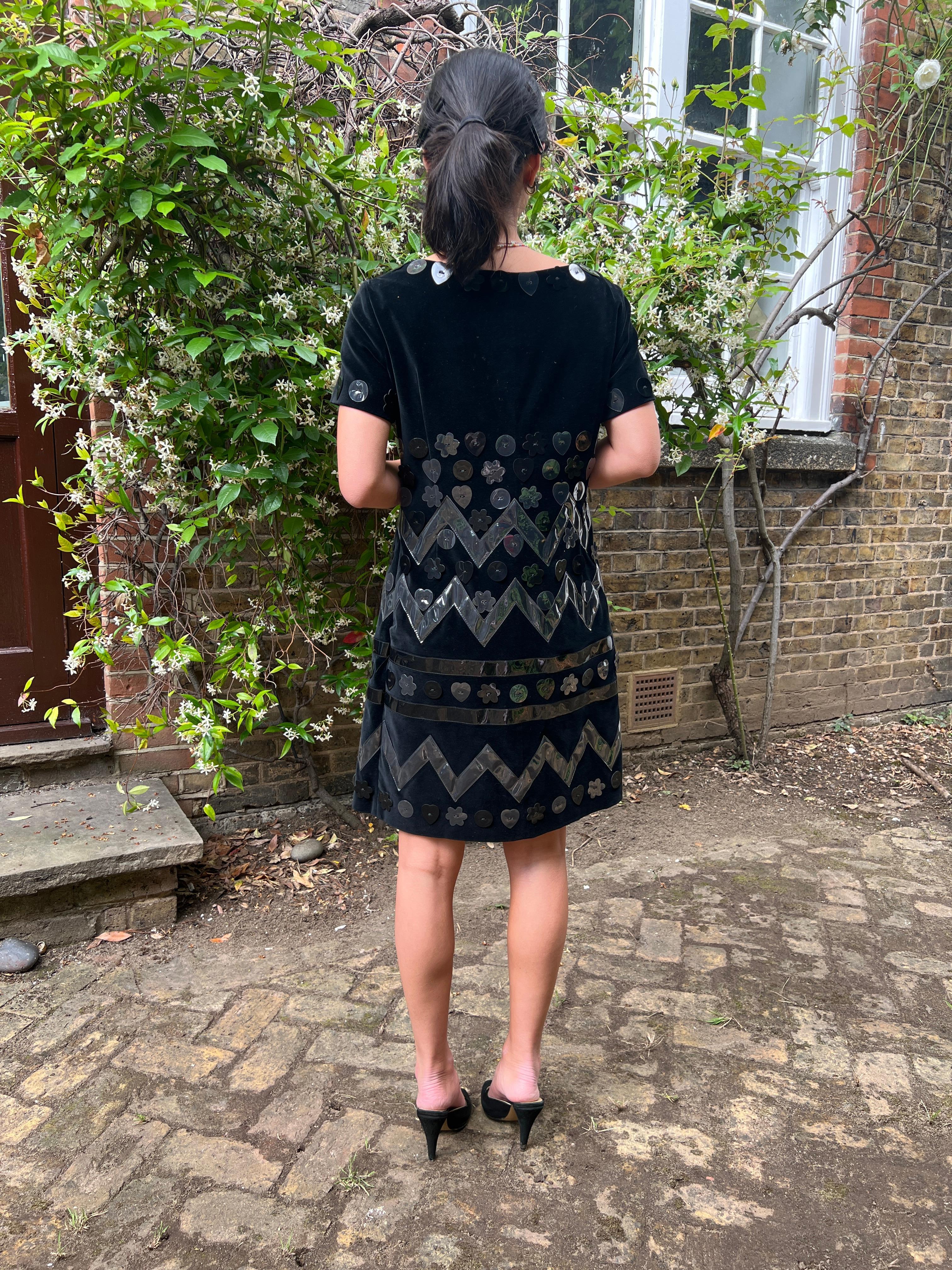 1990er Moschino Schwarzes Samtkleid mit neuartigen Vinyl-Applikationen im Angebot 5
