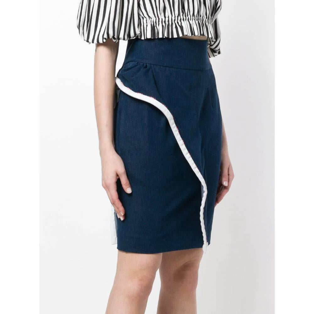 Moschino pencil skirt in dark blue cotton with wavy detail on the side, hem finished in white fabric. Model with high waist and side invisible zip closure.
Years: 90s

Made in Italy

Size: 42 IT

Linear measures:

Lenght: 55 cm
Waist: 35 cm