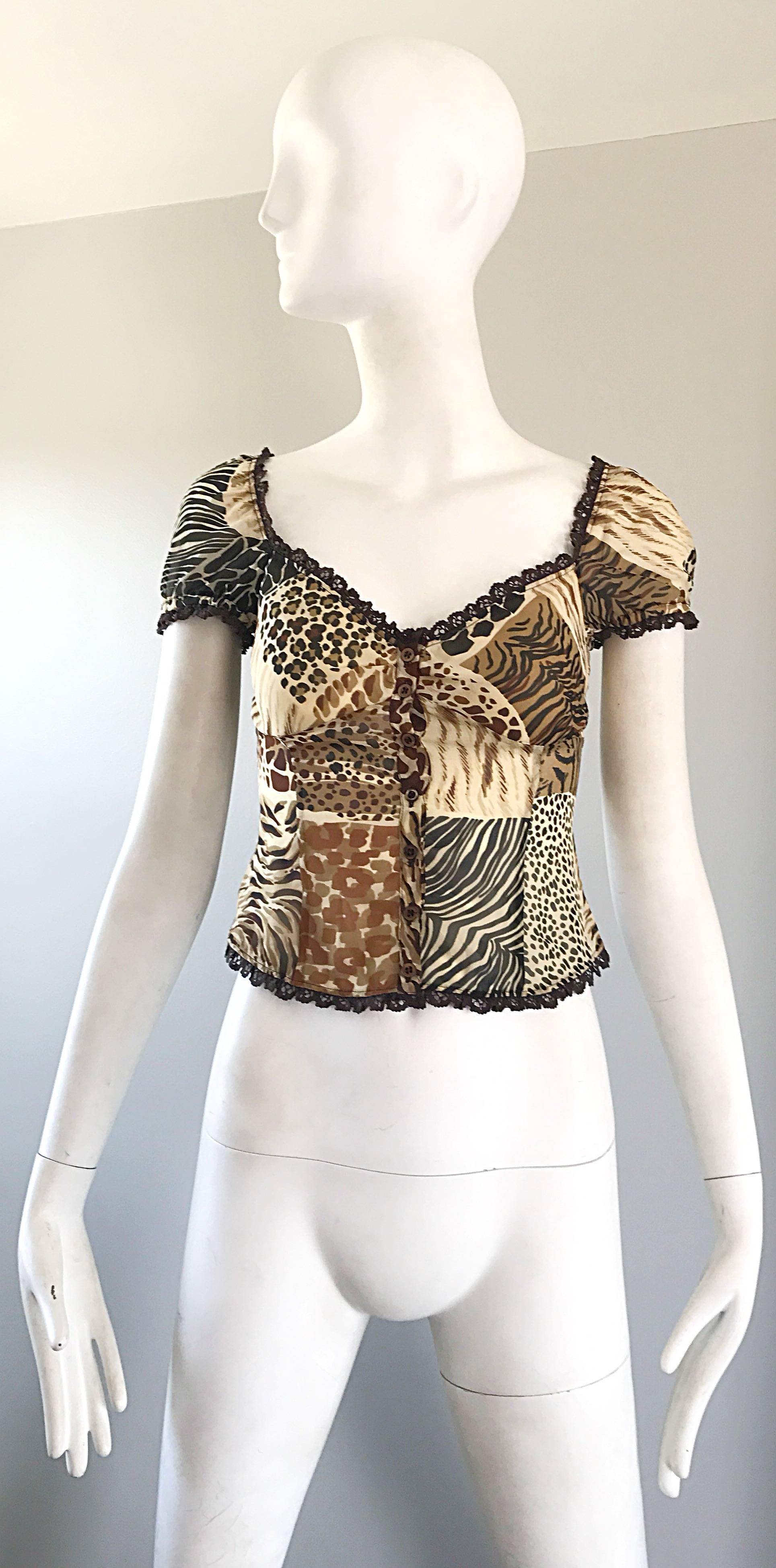 Magnifique blouse vintage MOSCHINO Cheap & Chic en soie imprimé animal ! Il est orné d'imprimés léopard, zèbre, guépard et tigre. Des couleurs chaudes de brun, d'ivoire, garnies de dentelle noire. Le buste est doublé de mousseline de soie. Boutons