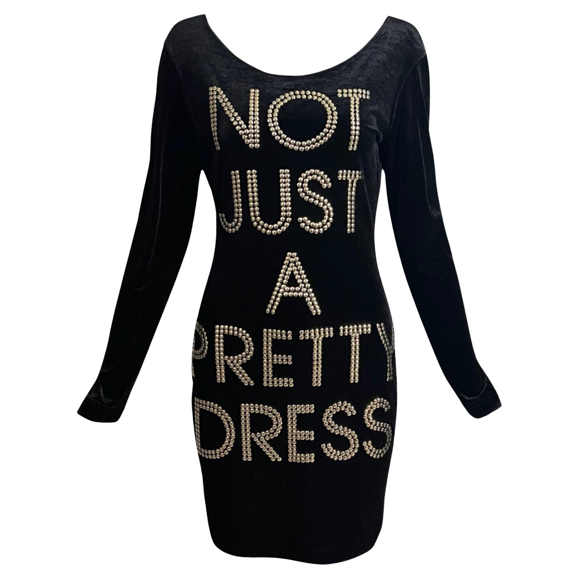 1990er Moschino Cheap & Chic „Not Just A Pretty Dress“ Samt- Nietenkleid