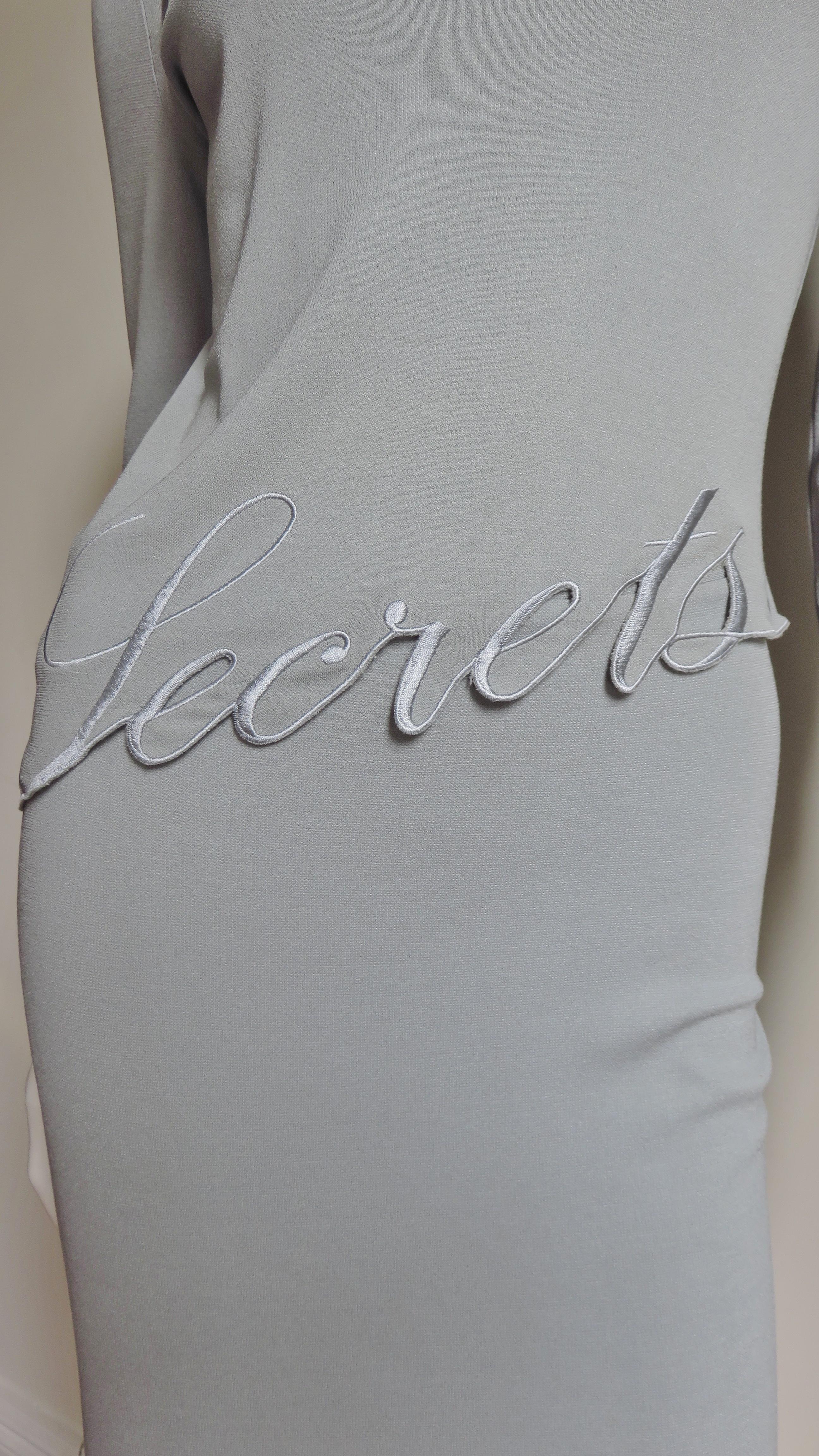 Moschino Couture - Haut et jupe brodés de mots Bon état - En vente à Water Mill, NY