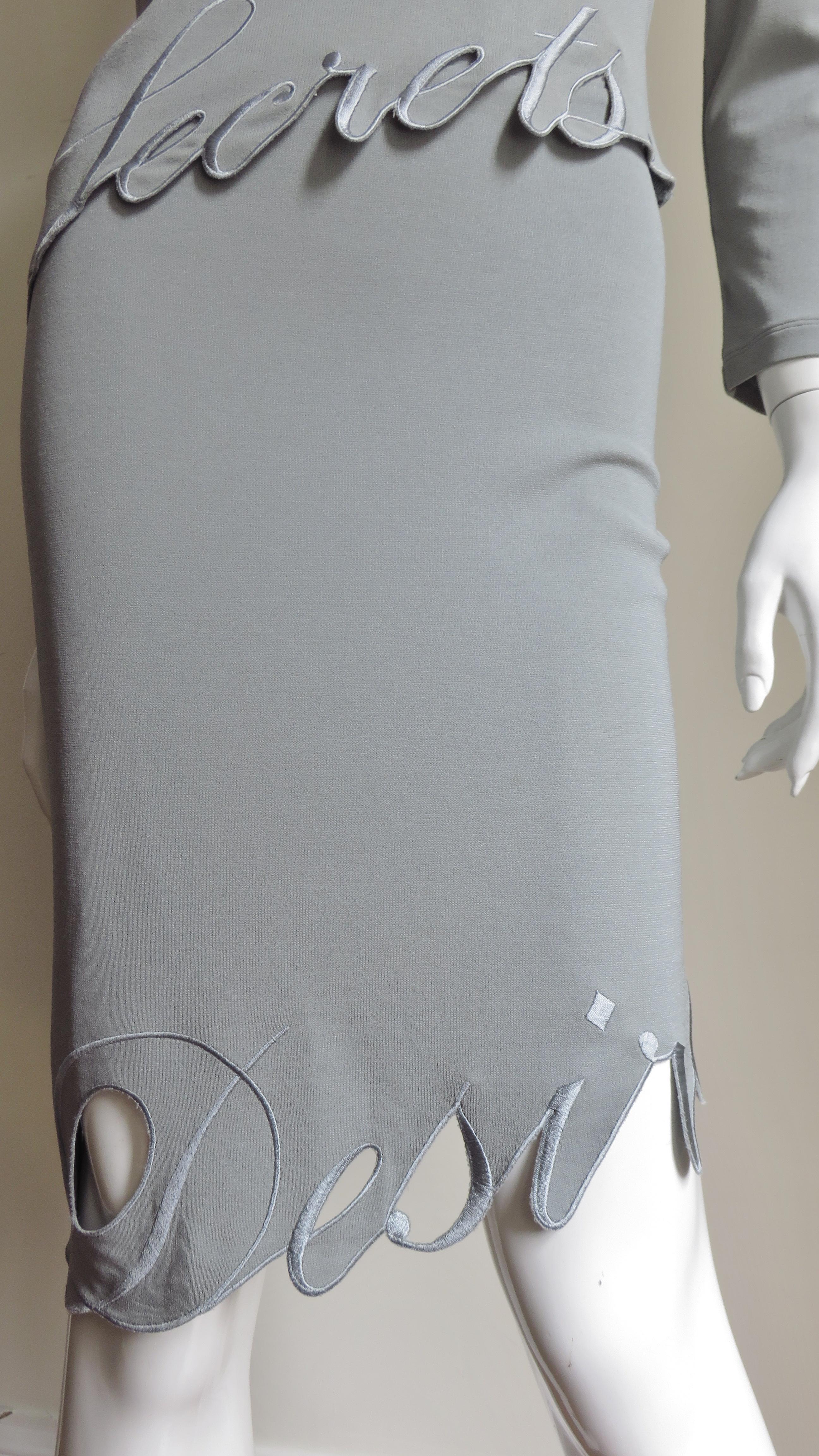 Moschino Couture - Haut et jupe brodés de mots Pour femmes en vente