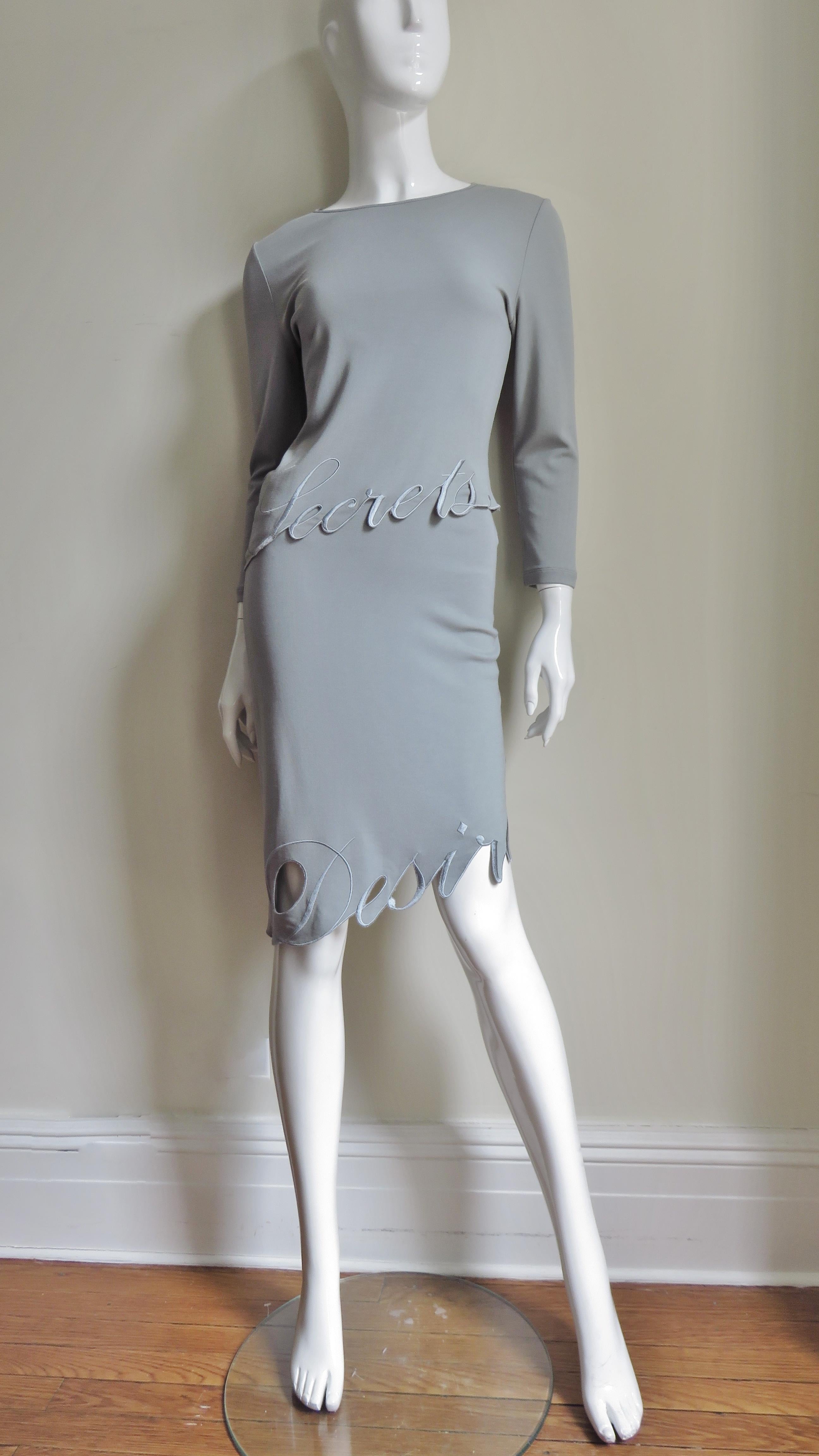 Moschino Couture - Haut et jupe brodés de mots en vente 2