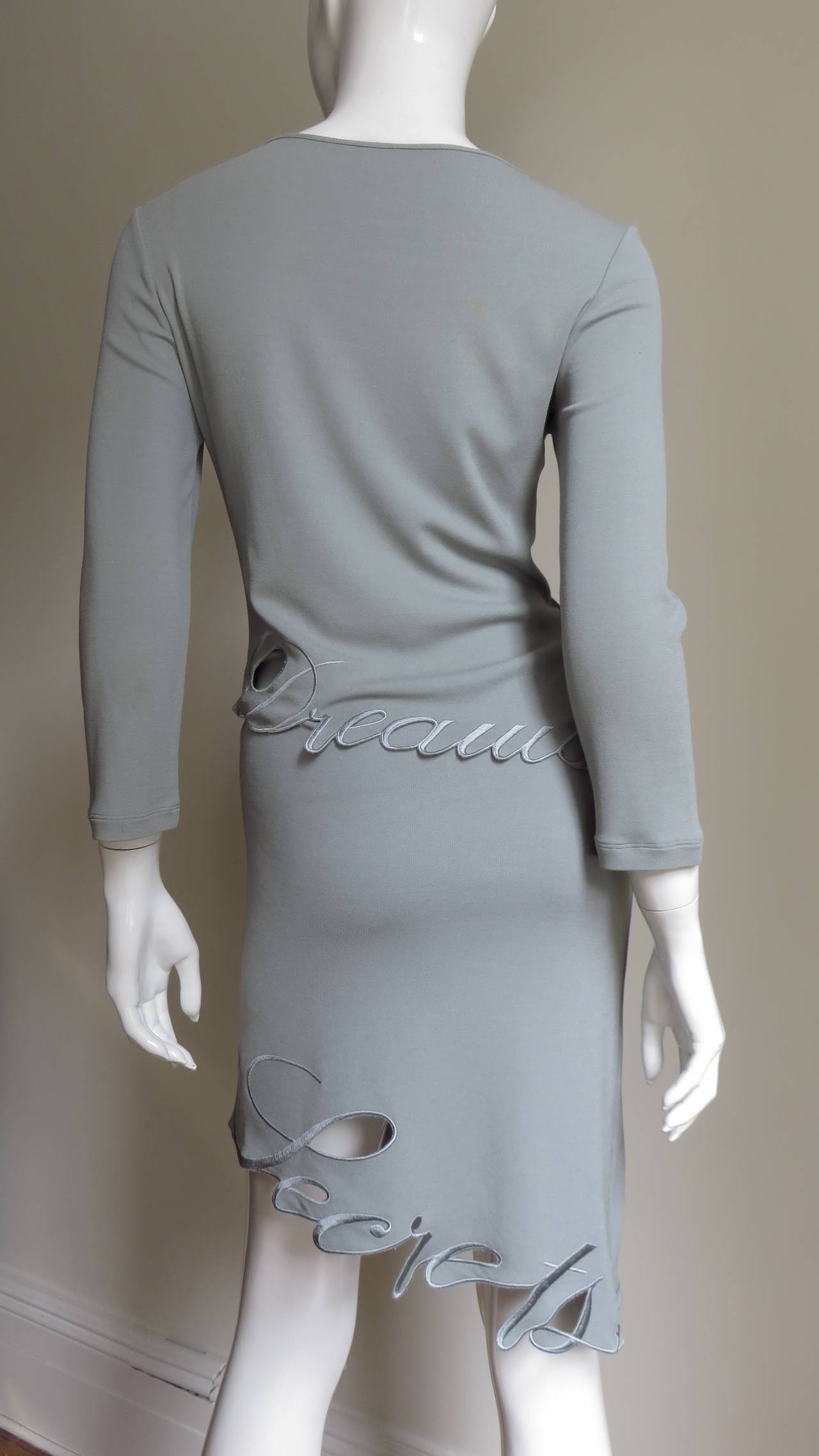 Moschino Couture - Haut et jupe brodés de mots en vente 3