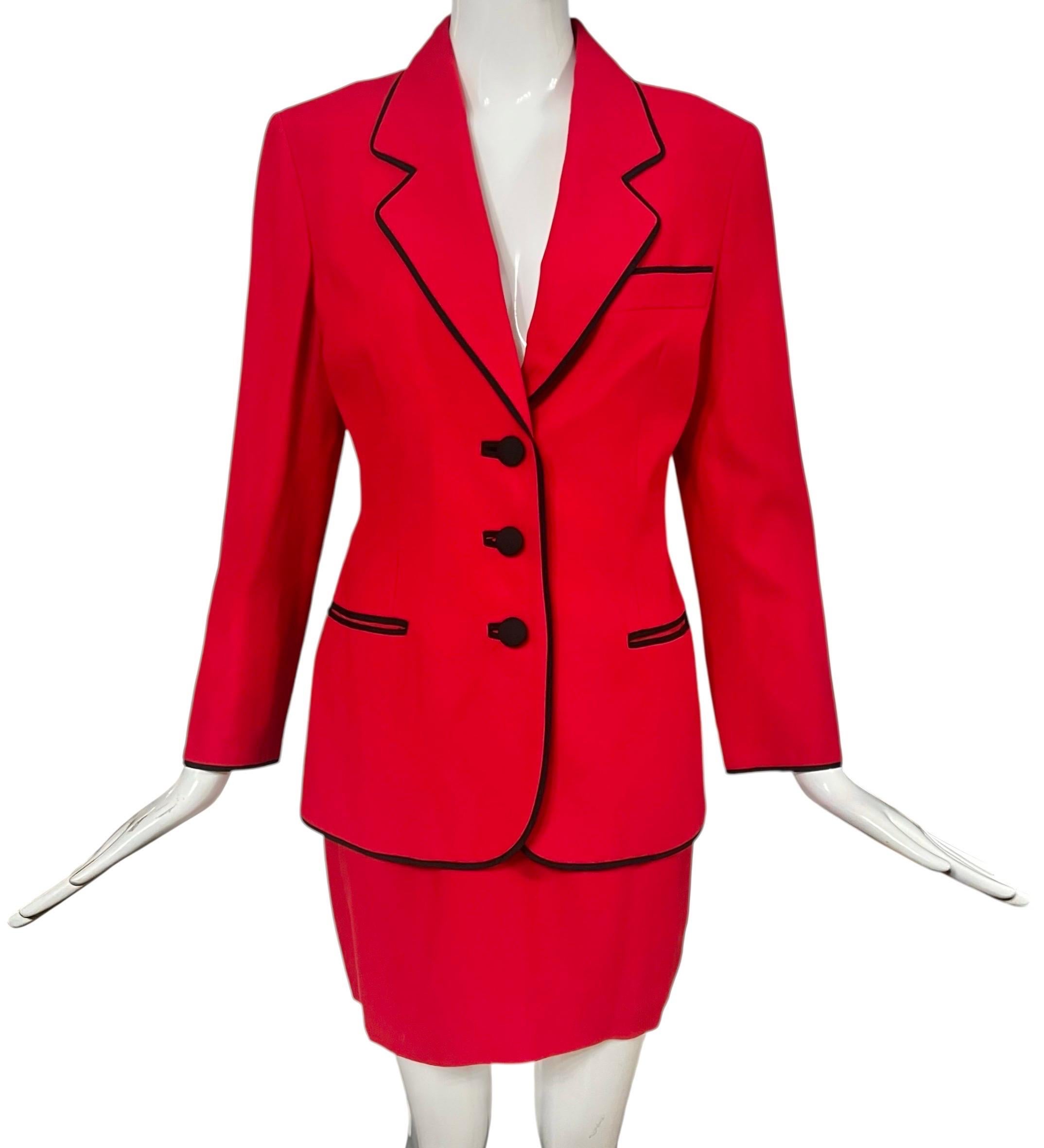 Questo abito vintage con gonna rossa di Moschino Couture è il mix perfetto tra professionalità e divertimento. La giacca è caratterizzata da profili neri a contrasto e da una stravagante faccina sorridente sulla schiena. 

Taglia: Sia la giacca che