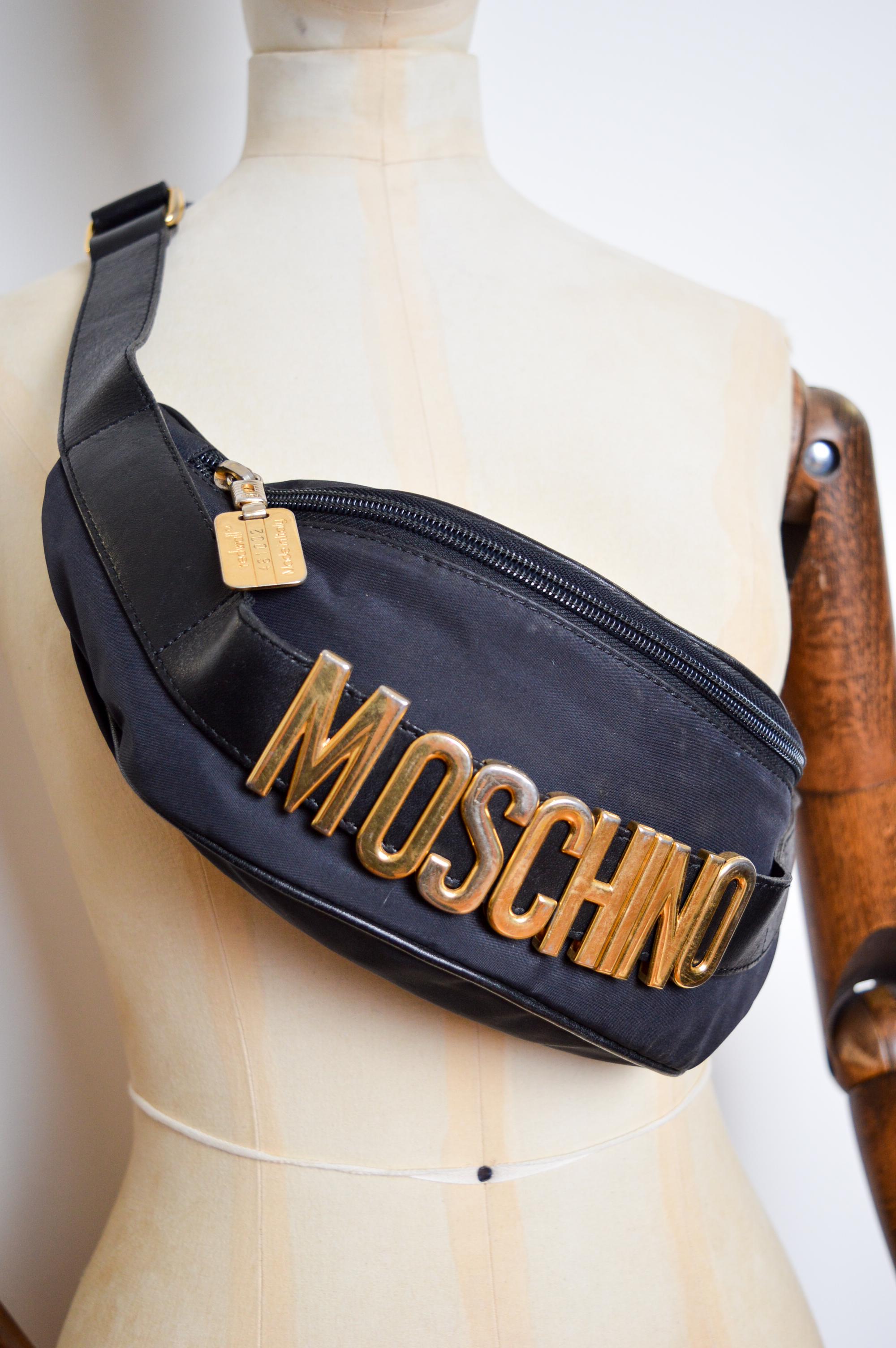 1990's Moschino Gold letter spell out Fanny Pack Black & Gold Bum Bag en vente 11