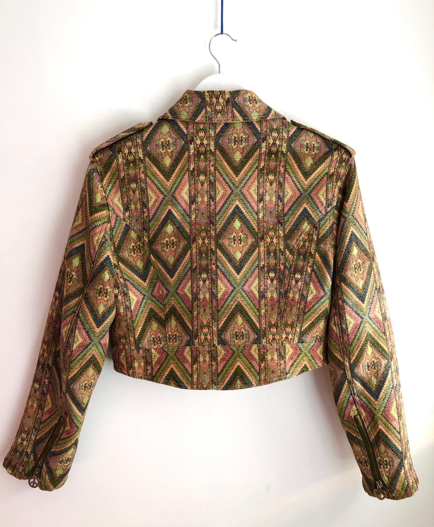 Chaqueta biker bolero Moschino Jeans con estampado geométrico multicolor, cierre cruzado con cremallera, bolsillos delanteros con cremallera, adornos metálicos, algodón rayón, forro de seda verde, Made in Italy 

Estado: Años 80/1990, vintage en