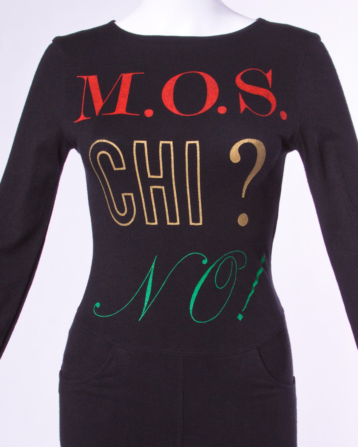 Noir Moschino Jeans - Robe à manches longues vintage avec imprimé graphique « M.O.S. CHI? NO! » NO! » Robe à manches longues en vente