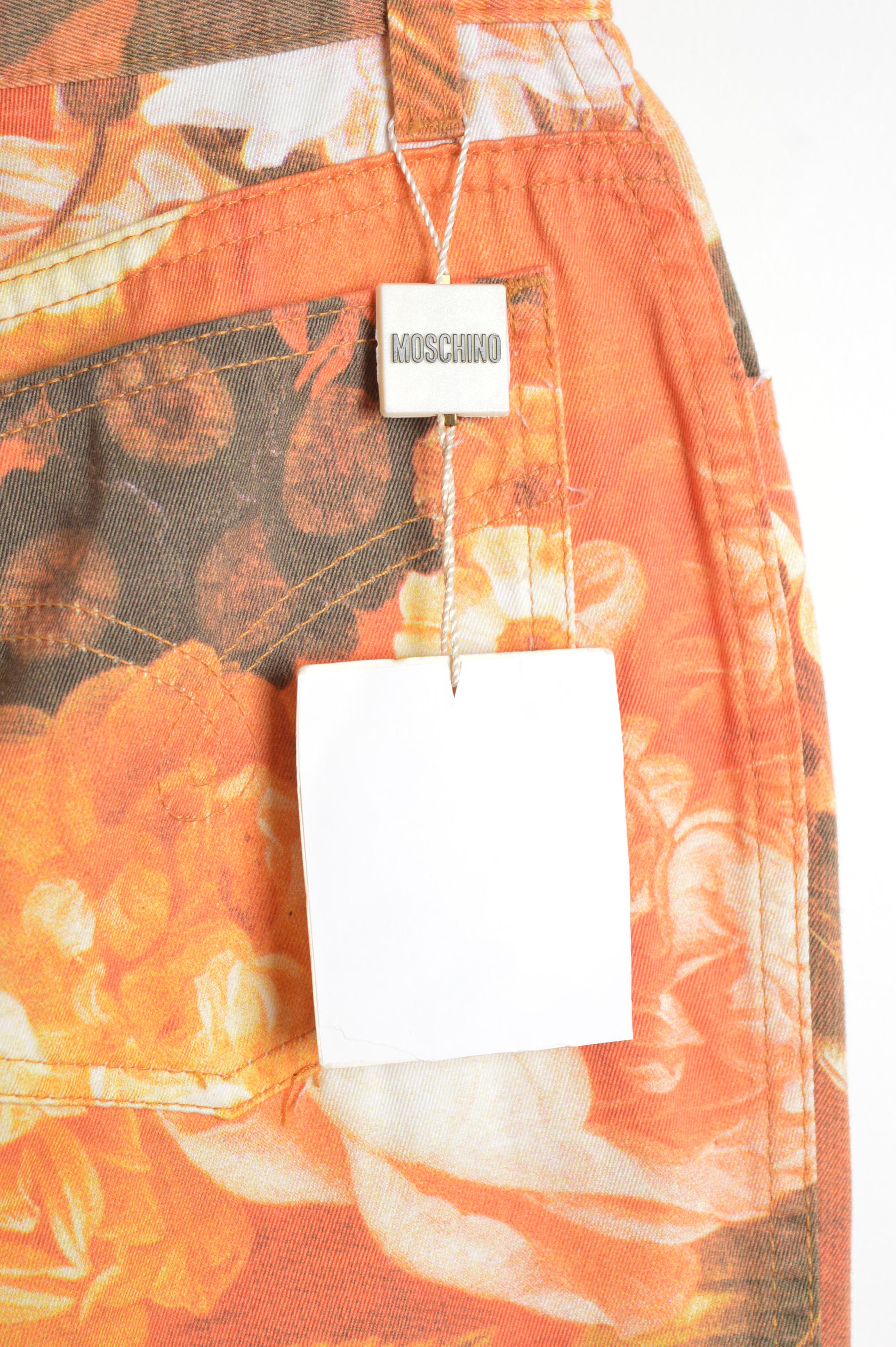 1990er Moschino Pfirsich Orange Blumendruck High Waisted Jeans im Angebot 9
