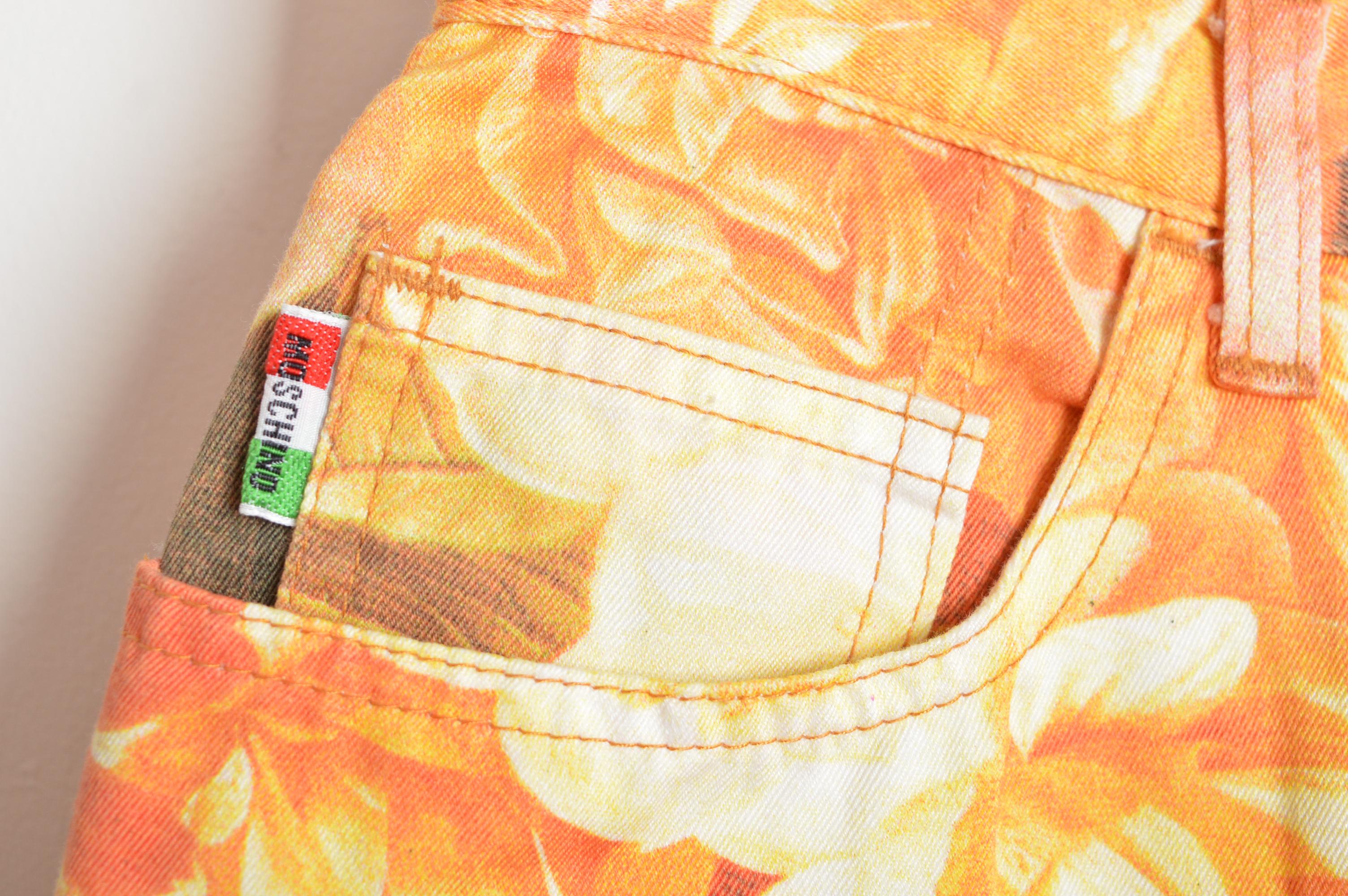 1990er Moschino Pfirsich Orange Blumendruck High Waisted Jeans im Zustand „Hervorragend“ im Angebot in Sheffield, GB
