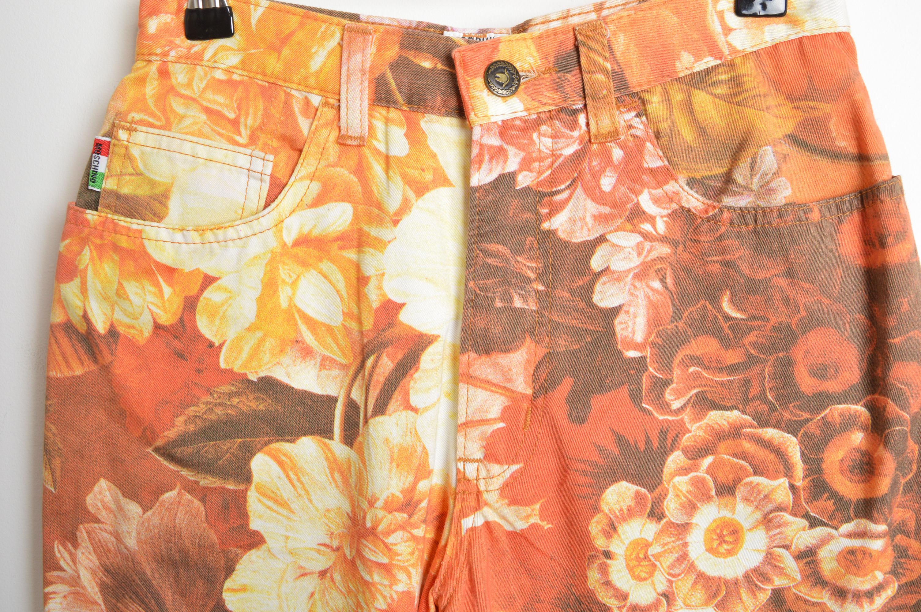 1990er Moschino Pfirsich Orange Blumendruck High Waisted Jeans im Angebot 2