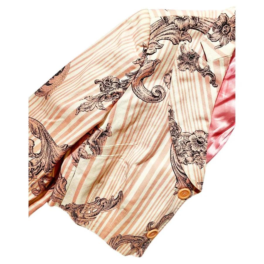 1990s Moschino Pink Striped Baroque Print Cropped Blazer, featuring a luxurious baroque print. With a cotton pink lining and front button closure adorned with pink buttons, this blazer exudes elegance and exclusivity, Made in Italy

Size: 44 IT - 12