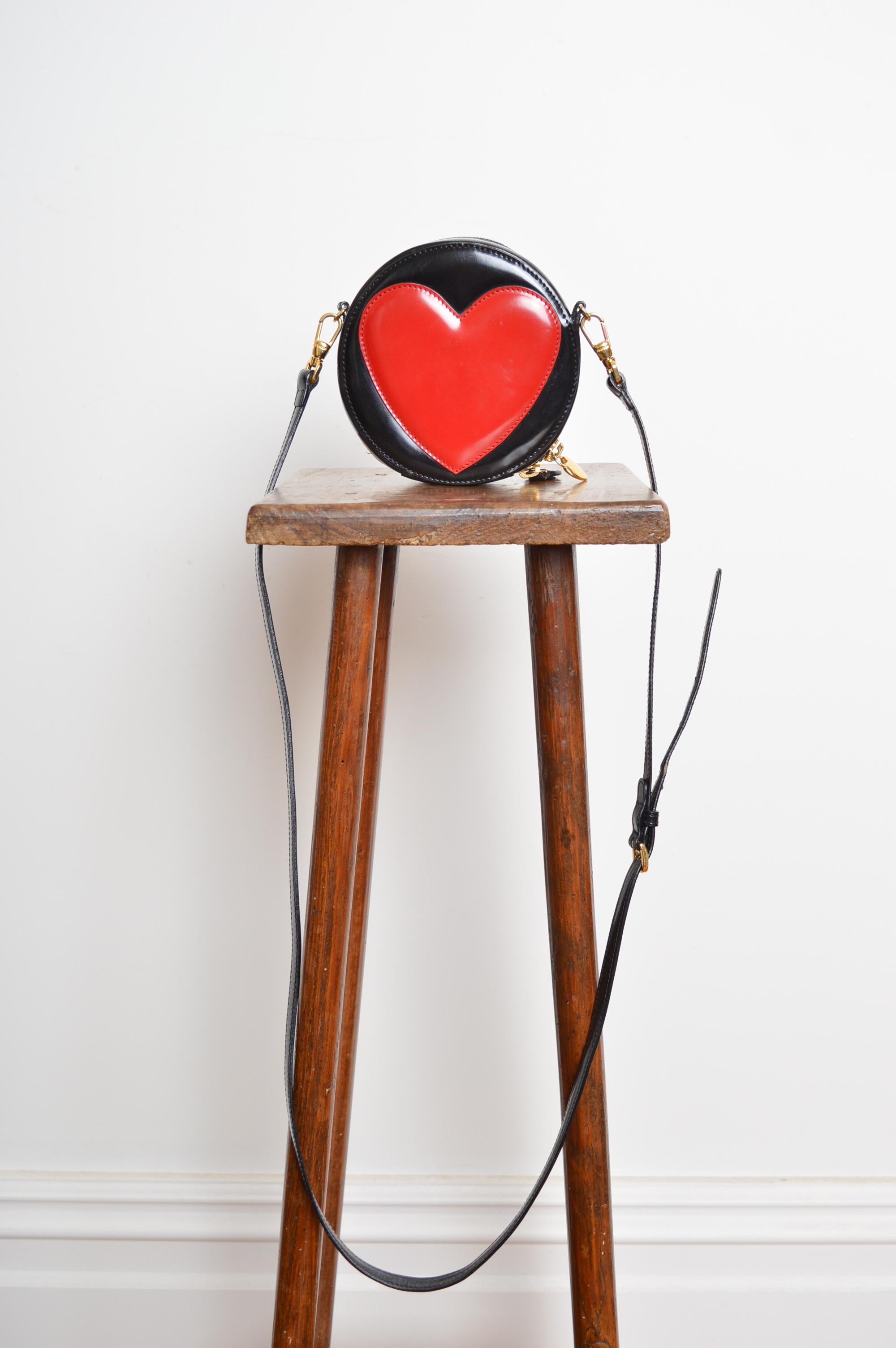 Mini Minaudière circulaire Love Heart rouge de Moschino 1990 - Sac à main en vente 6