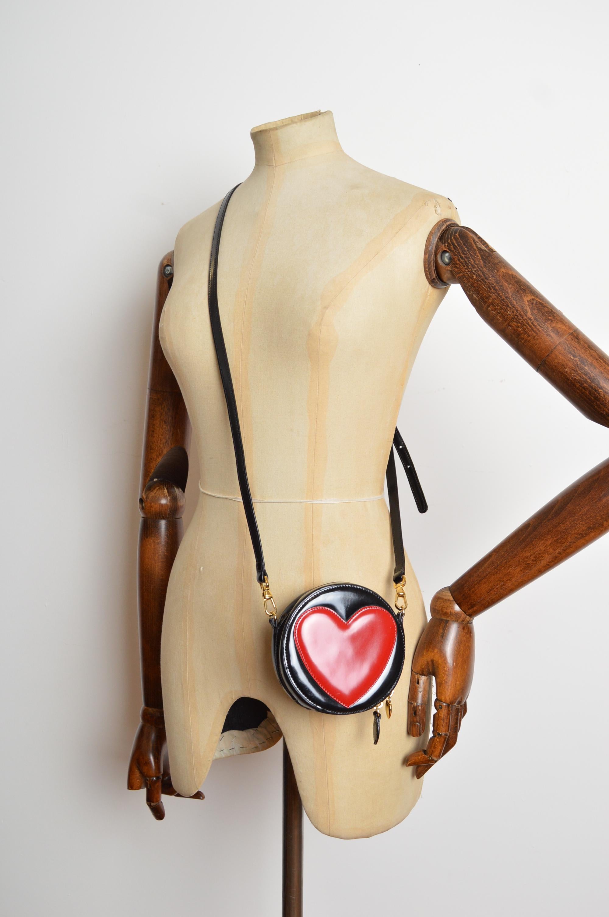 Marron Mini Minaudière circulaire Love Heart rouge de Moschino 1990 - Sac à main en vente