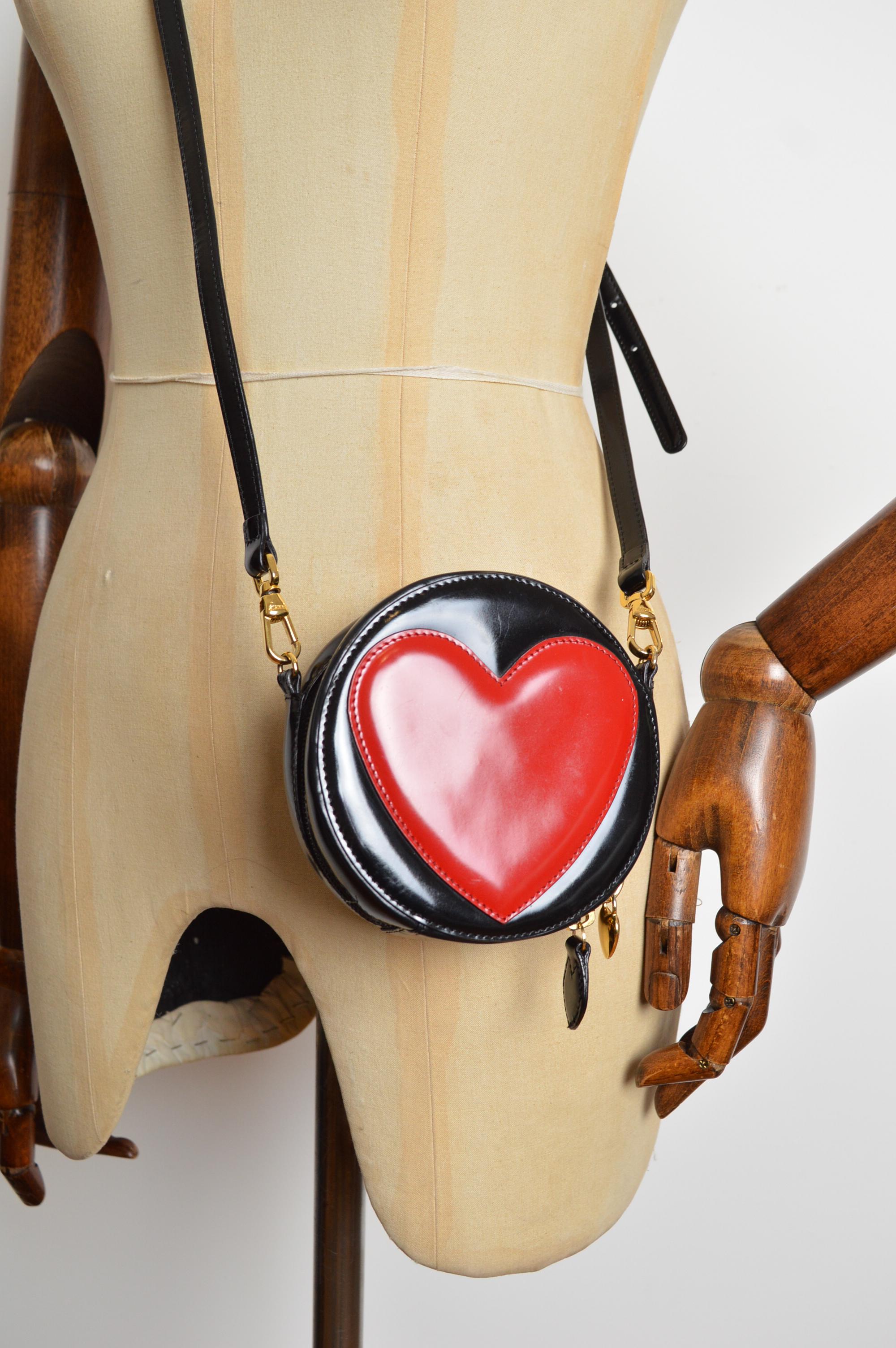 Mini Minaudière circulaire Love Heart rouge de Moschino 1990 - Sac à main Bon état - En vente à Sheffield, GB