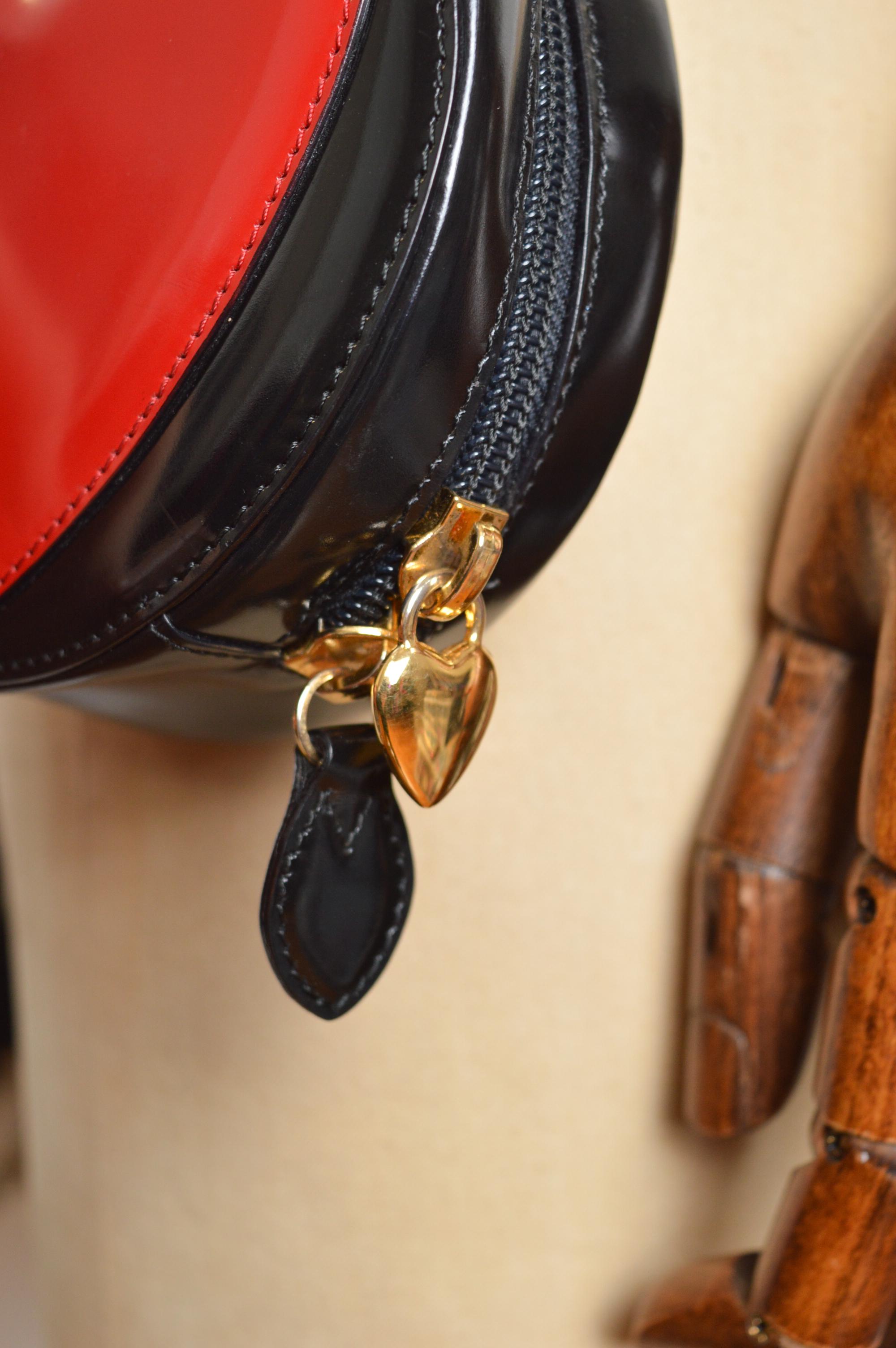 Mini Minaudière circulaire Love Heart rouge de Moschino 1990 - Sac à main en vente 1