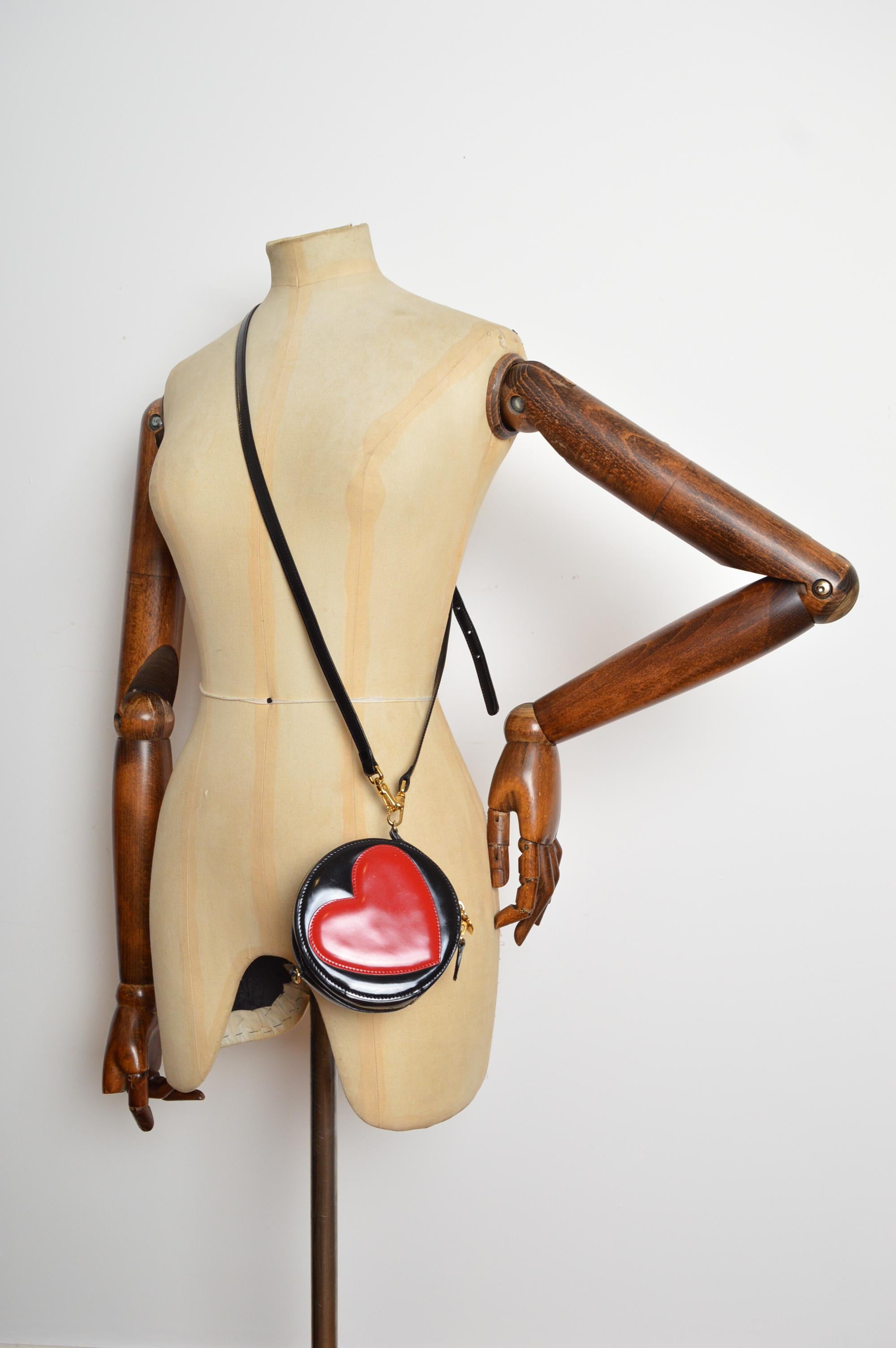 Mini Minaudière circulaire Love Heart rouge de Moschino 1990 - Sac à main en vente 2