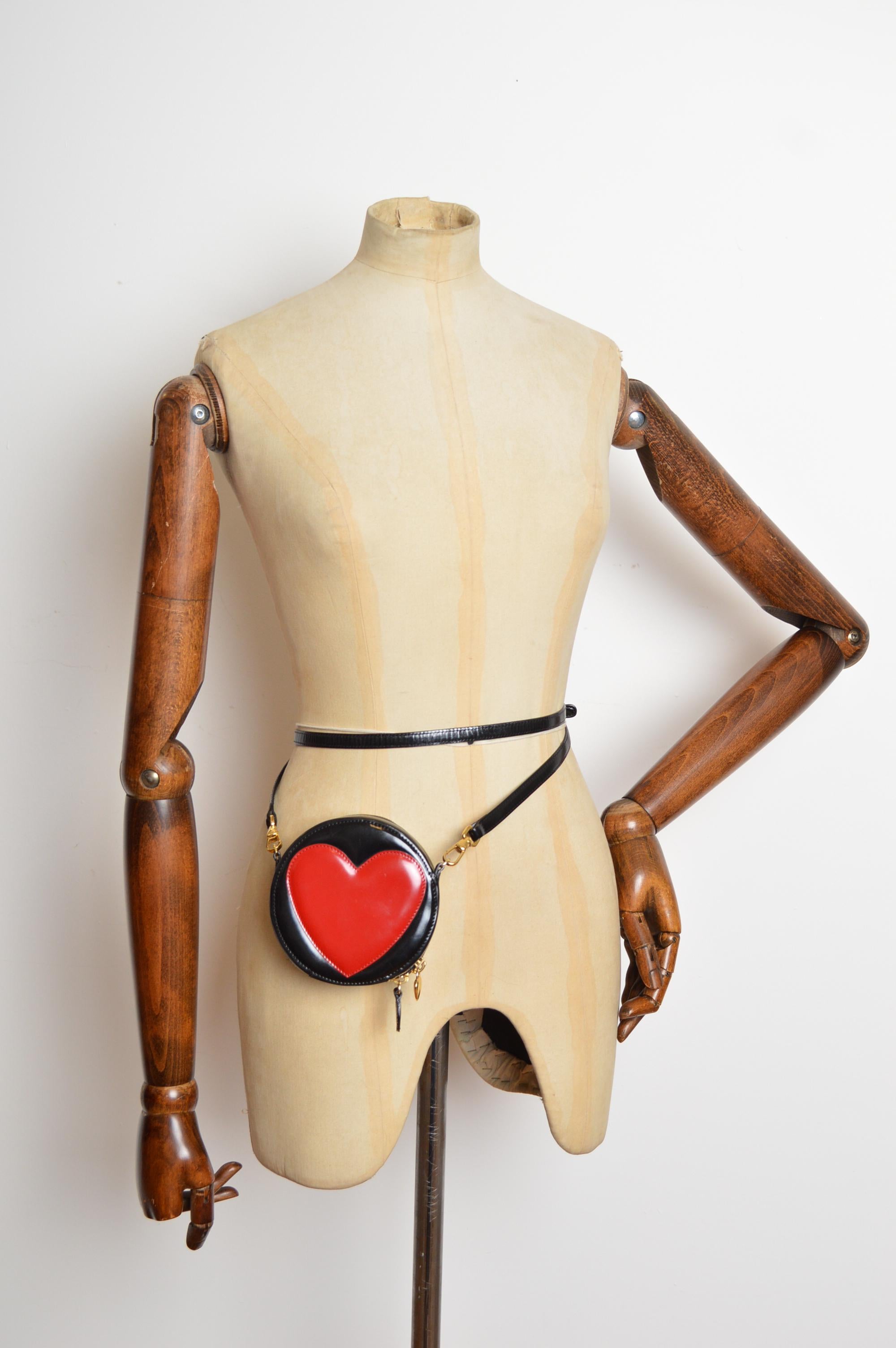 Mini Minaudière circulaire Love Heart rouge de Moschino 1990 - Sac à main en vente 3