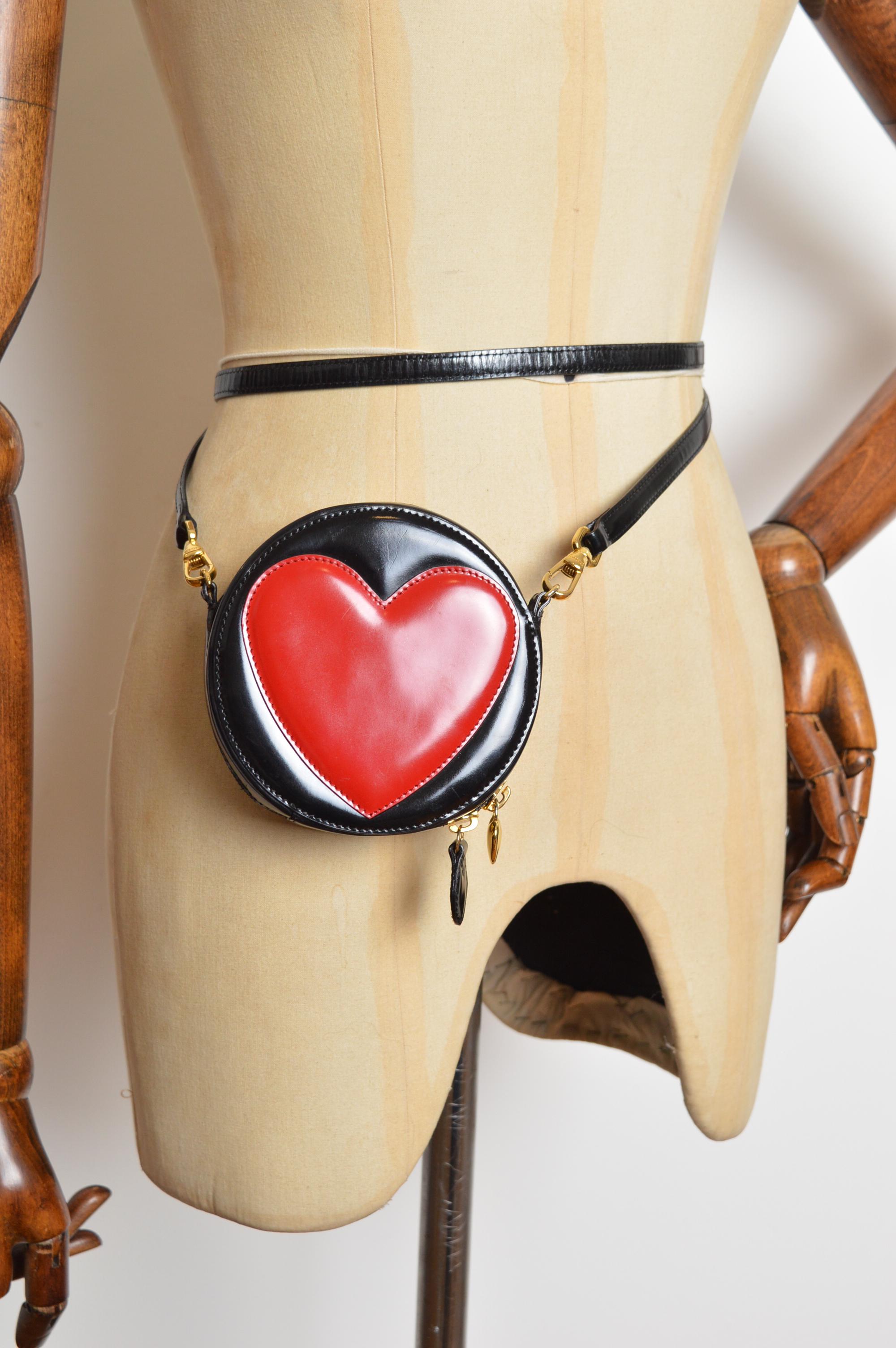 Mini Minaudière circulaire Love Heart rouge de Moschino 1990 - Sac à main en vente 4