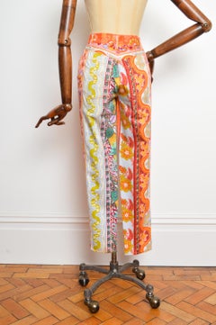 Pantaloni in jeans con motivo floreale e paisley, in stile vintage Moschino degli anni '90, con stampa colorata tipo carta da parati