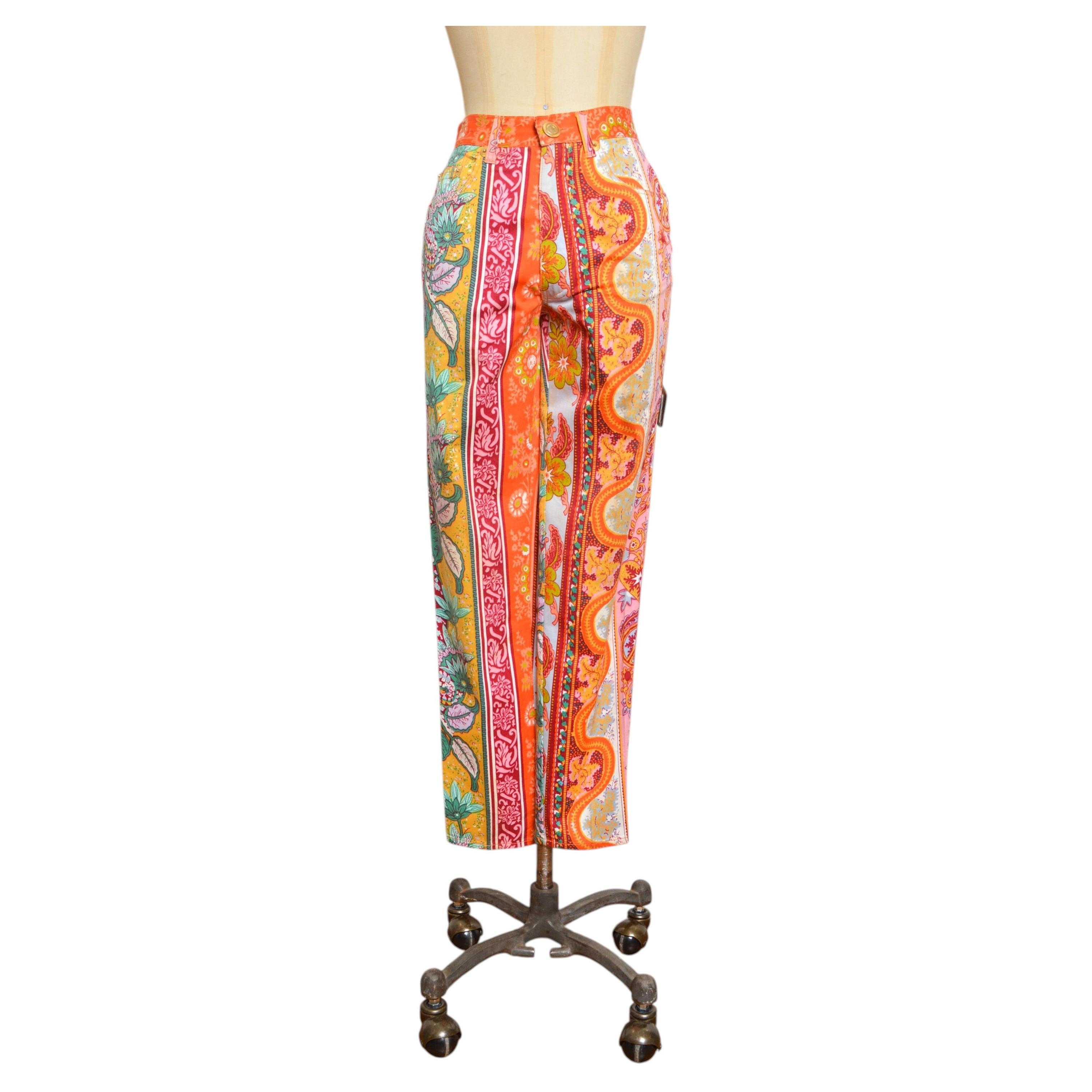 Pantalon en jean à motif floral et paisley, inspiré des papiers peints colorés vintage Moschino des années 1990