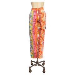 Pantaloni in jeans con motivo floreale e paisley, in stile vintage Moschino degli anni '90, con stampa colorata tipo carta da parati
