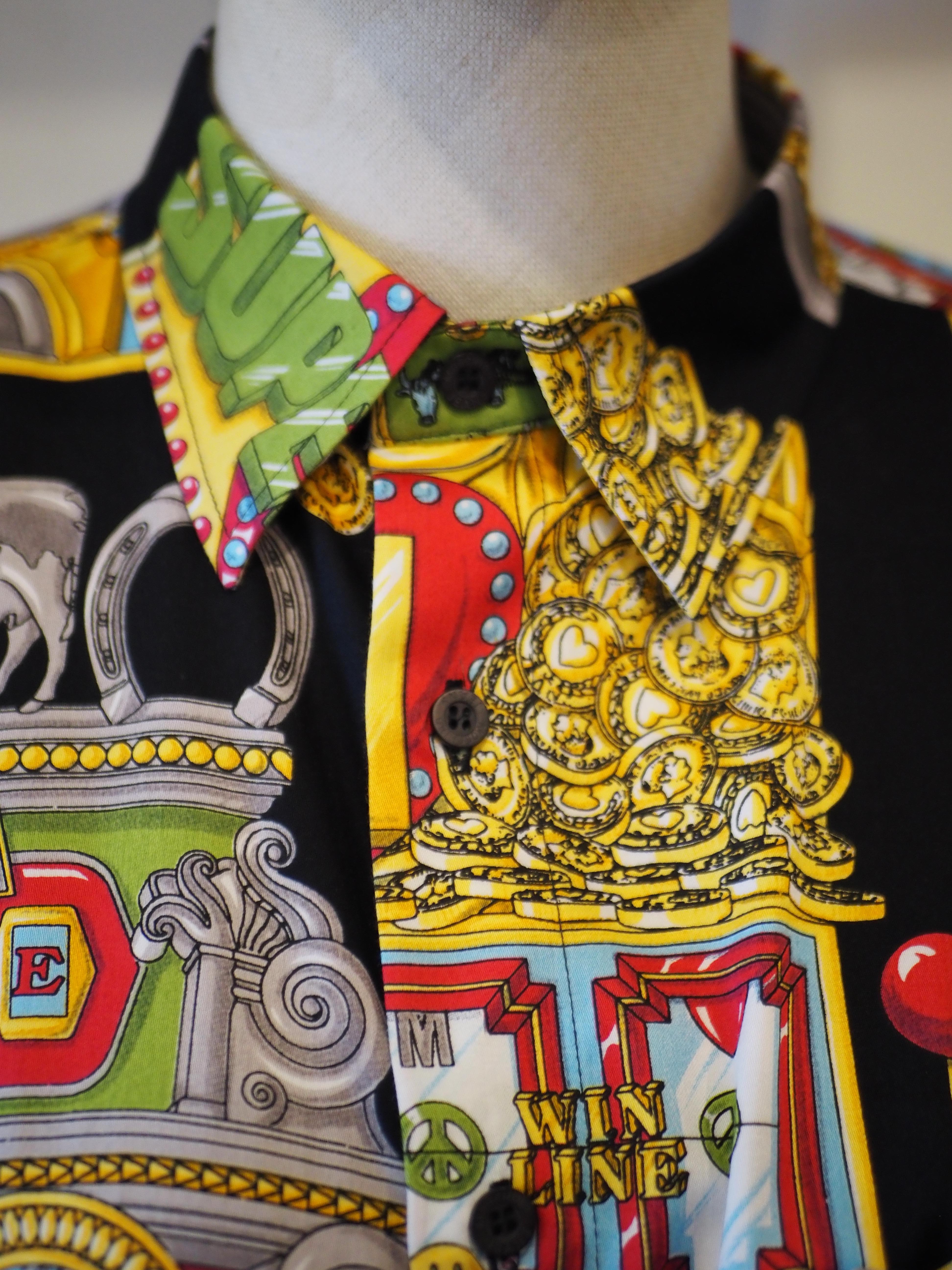 1990er Moschino Vintage ikonisches Slotter Casino mehrfarbiges Hemd
vollständig in Italien hergestellt in Größe M

