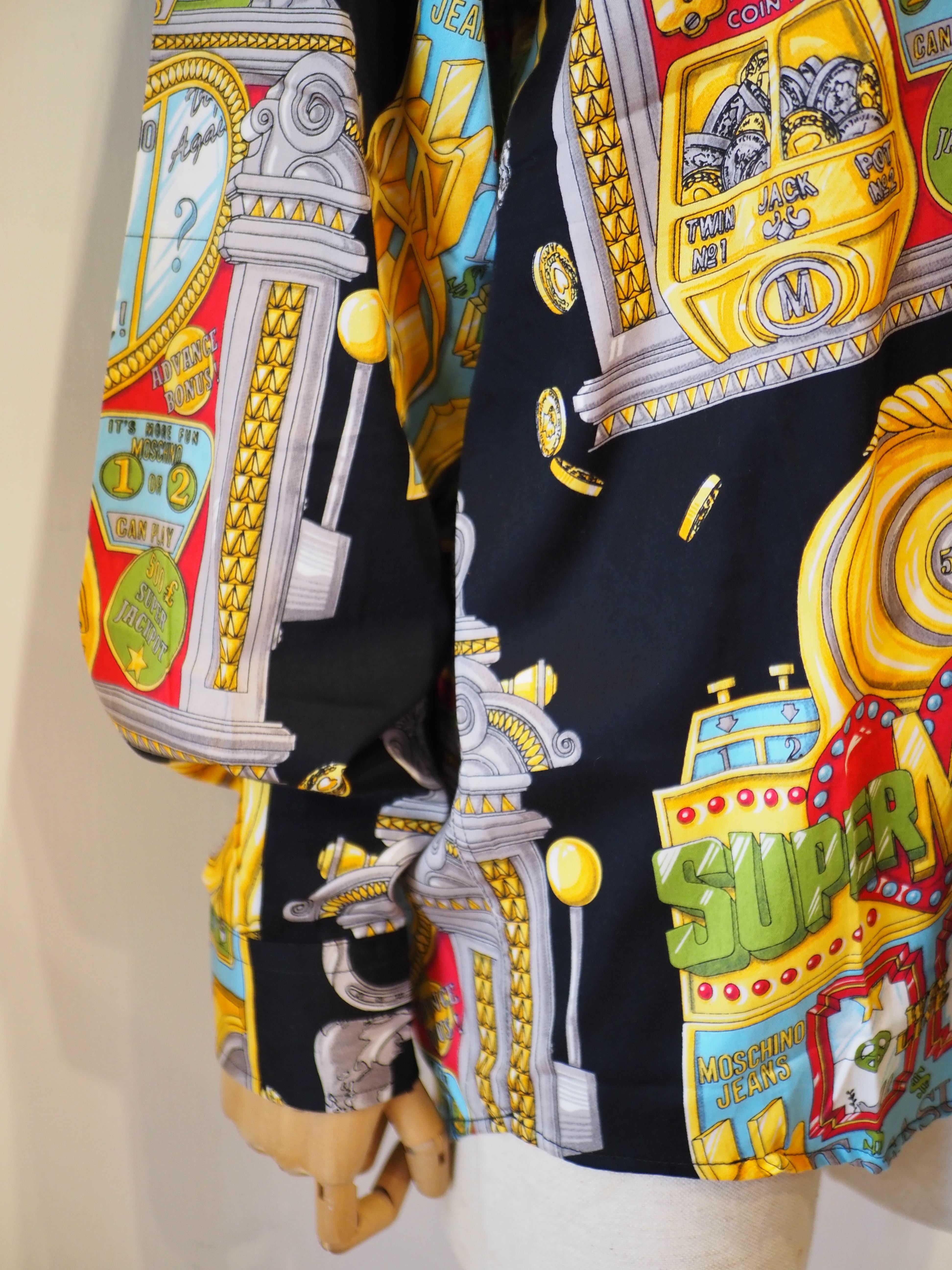 1990er Moschino Vintage ikonisches Slotter Casino mehrfarbiges Hemd im Zustand „Hervorragend“ im Angebot in Capri, IT