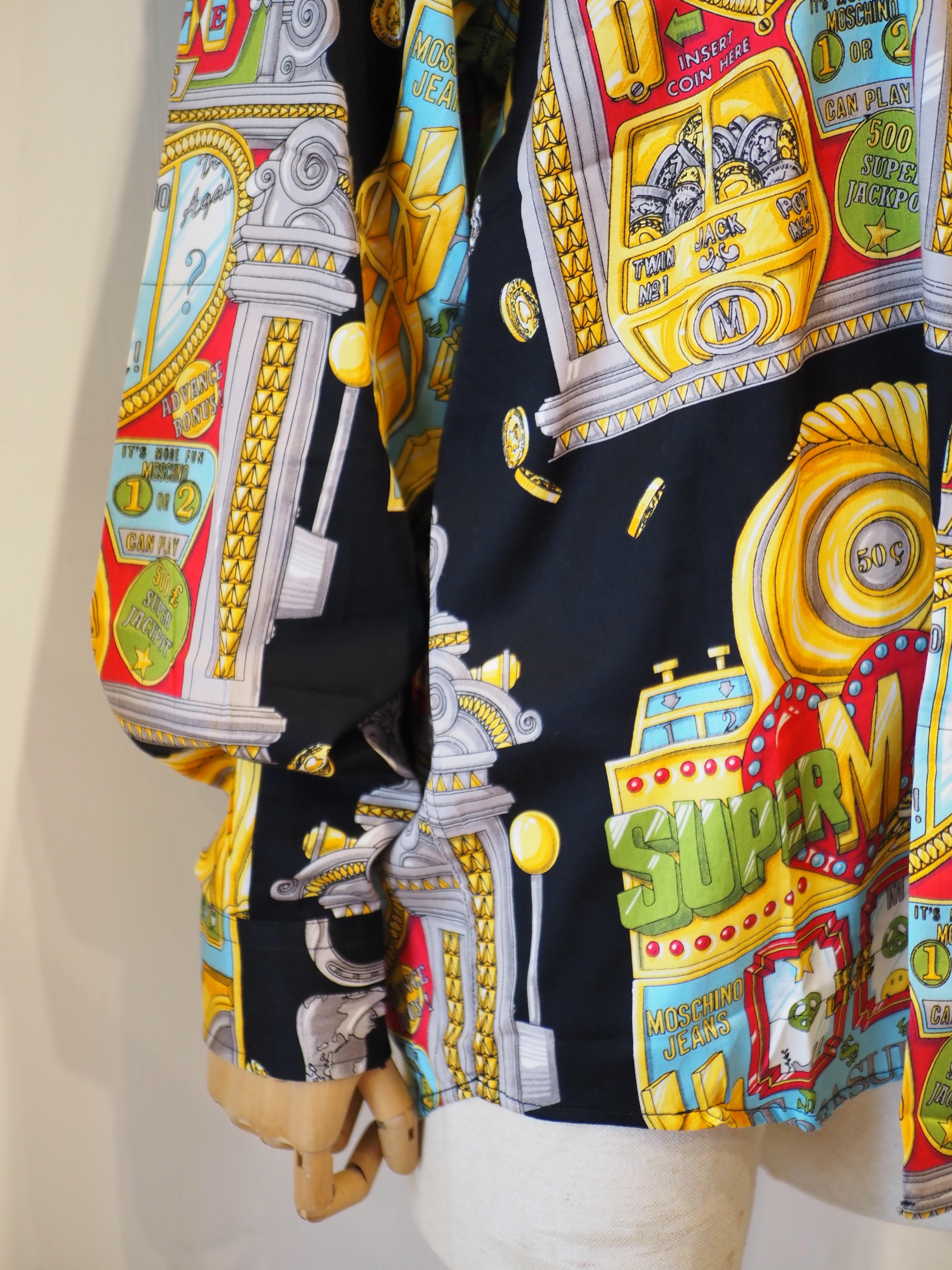 1990er Moschino Vintage ikonisches Slotter Casino mehrfarbiges Hemd für Damen oder Herren im Angebot