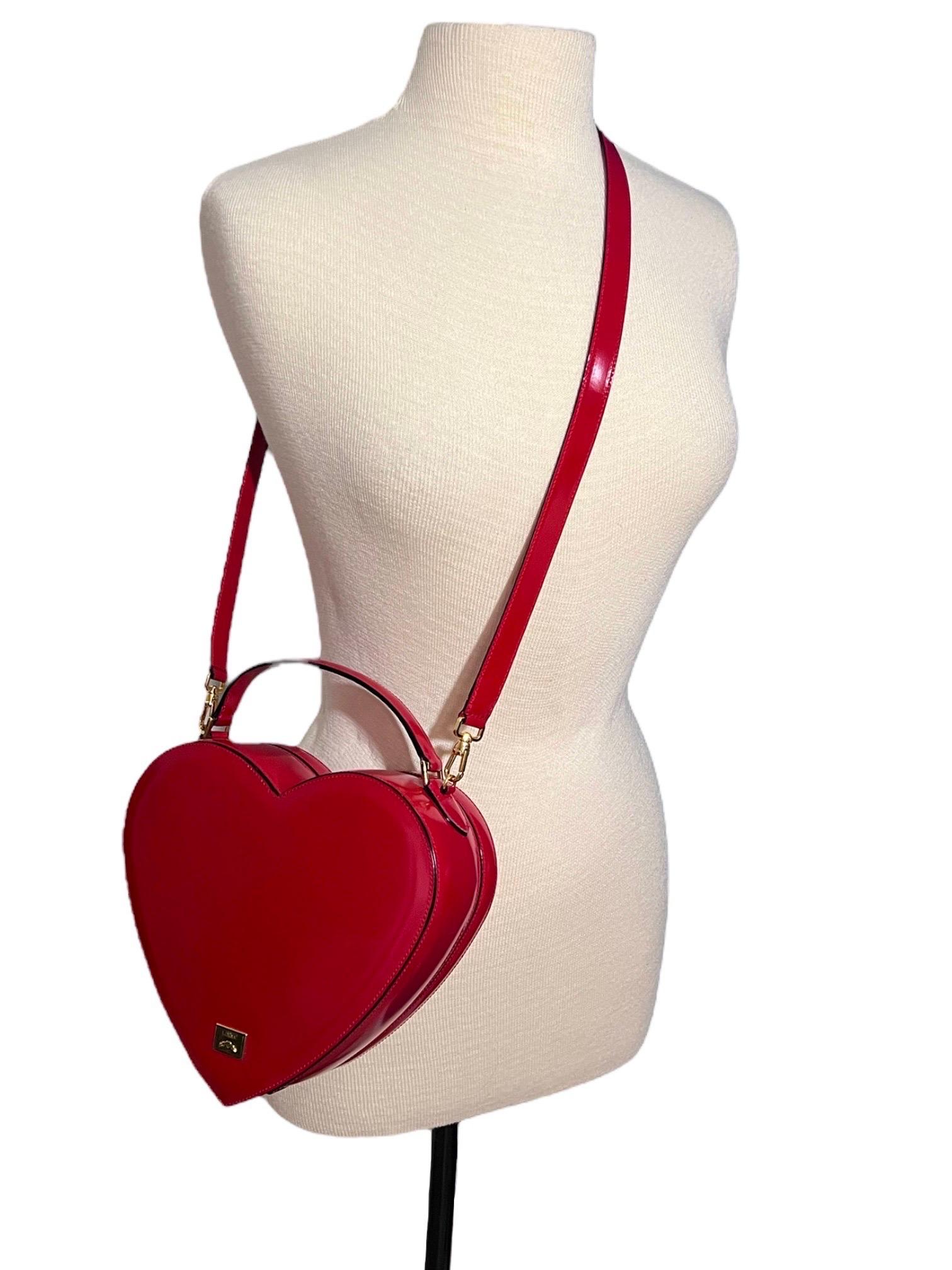Iconic rare Moschino Redwall vintage rare patent leather red heart shoulder bag from 1995 as seen on Fran Dresher from The Nanny. 
Made in Italy
Features bright red leather with gold tone hardware. Flat handle, push lock closure, fully lined