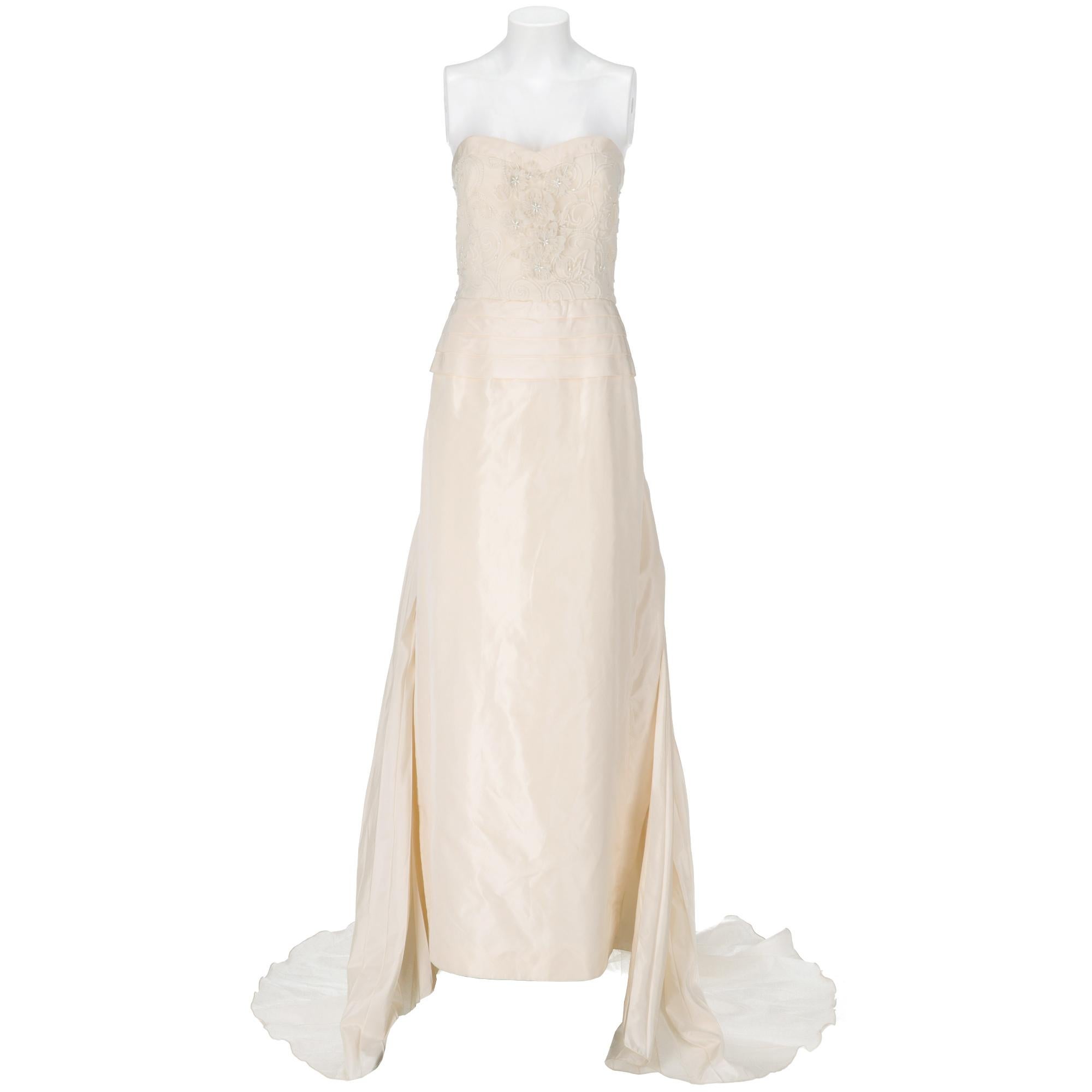 Mosé  ivory silk long with train wedding dress, sweetheart neckline, bodice with internal cues, embroidered with beads, flowers in applied fabric and wool threads, waistband with four horizontal folds, zip closure on the back, skirt pleated and