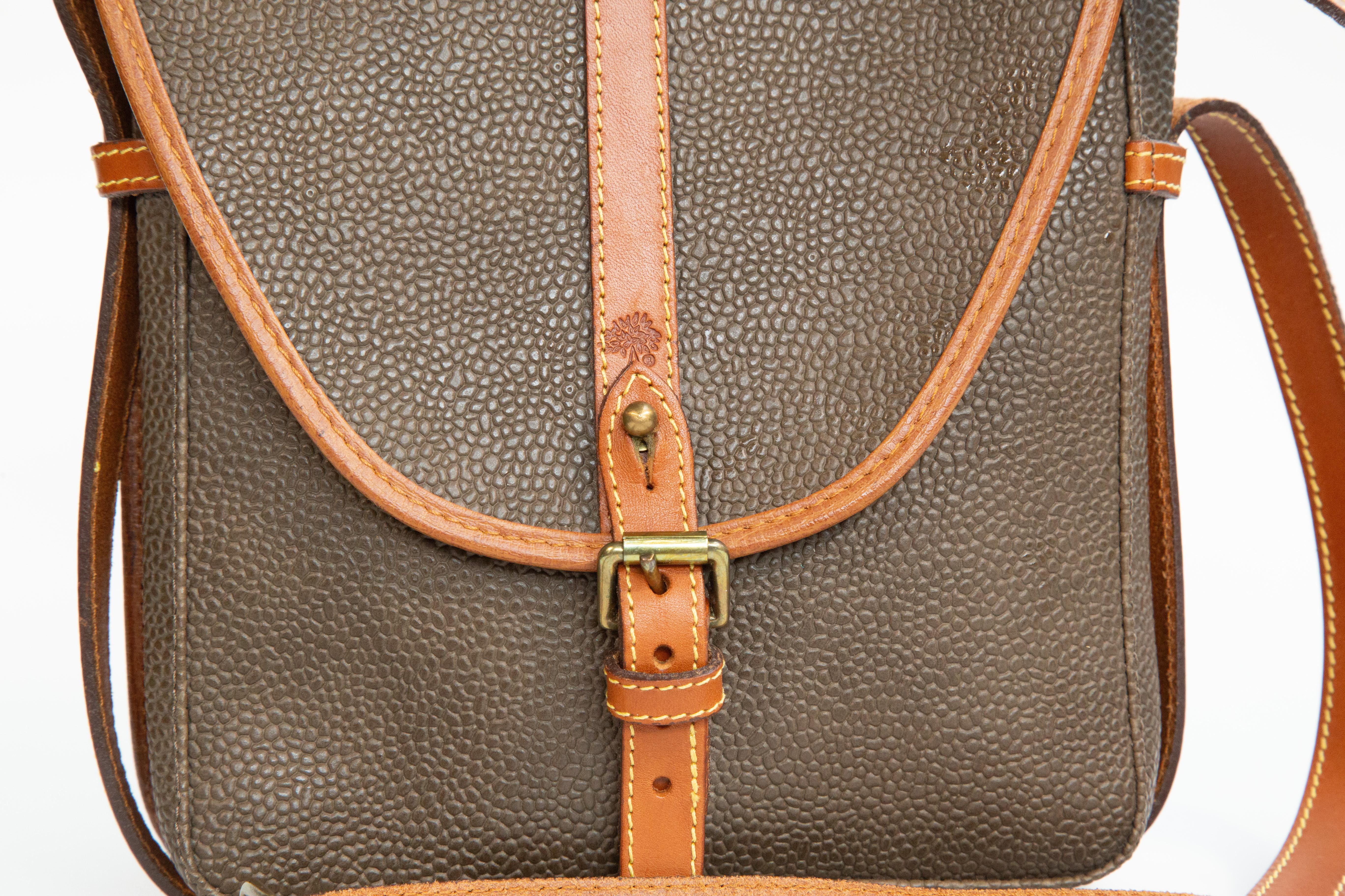 Borsa crossbody Mulberry realizzata in materiale Scotchgrain verde/khaki, resistente, leggero e con finitura a ciottoli. La borsa presenta finiture in pelle marrone chiaro e finiture in ottone. L'interno è foderato con il tessuto tartan Mulberry e,