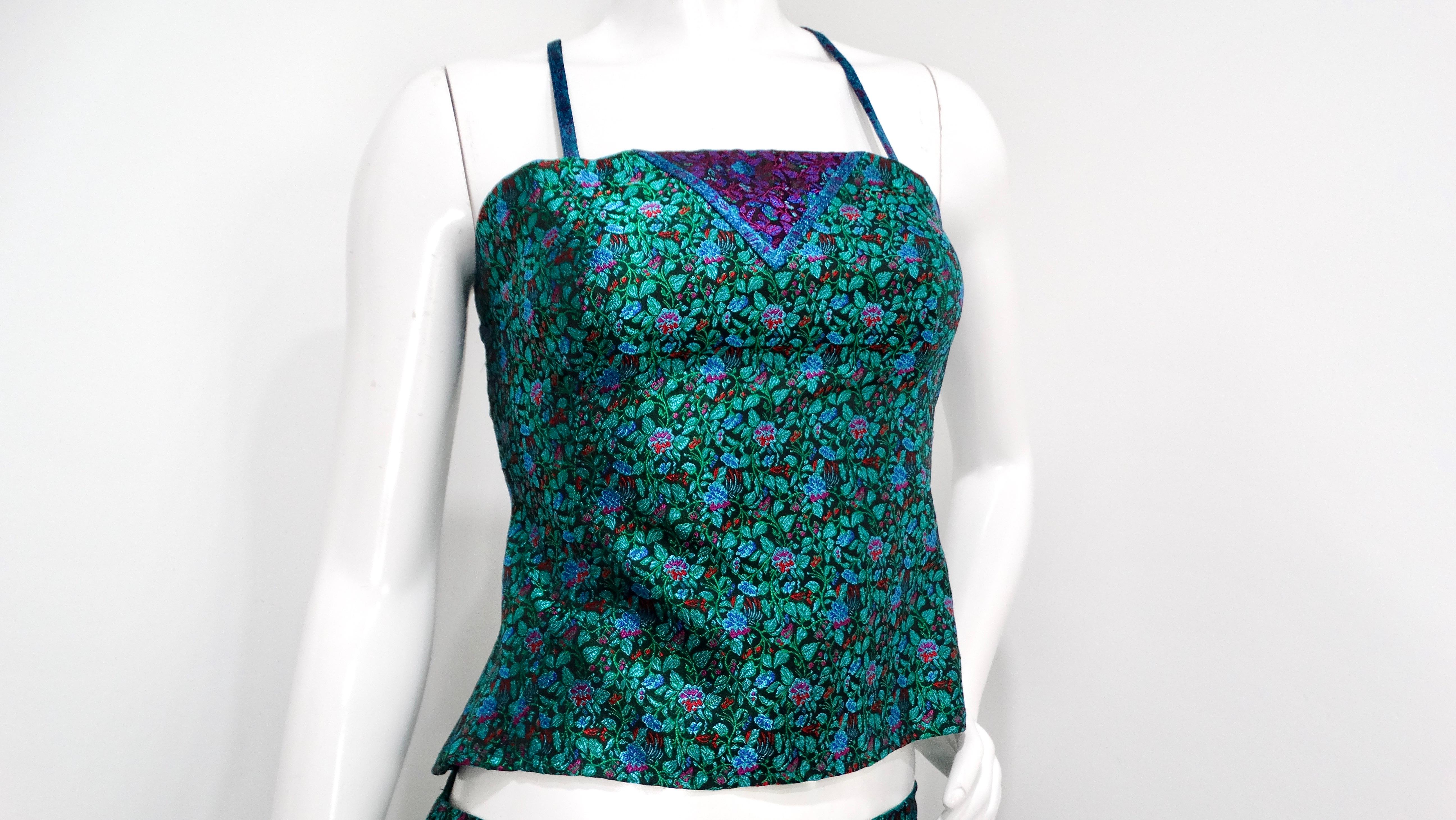 Entra in un'epoca passata con questo splendido set di top e gonna in broccato con stampa floreale multicolore degli anni '90, una vera e propria testimonianza della moda audace e vibrante di quel decennio. Fabrice di un tessuto lussuoso che presenta