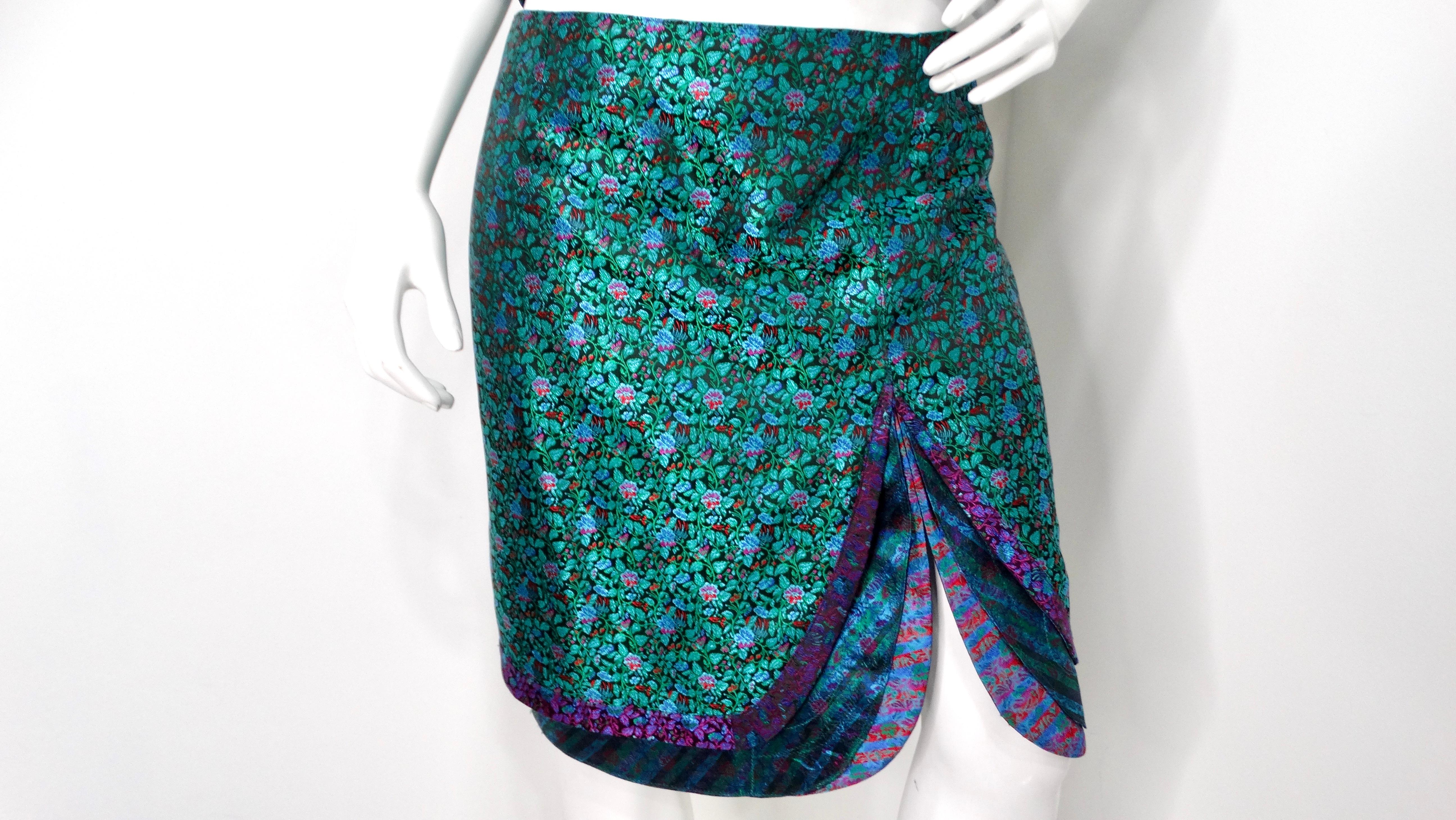 Set top e gonna in broccato con stampa floreale multicolore degli anni '90 In condizioni buone in vendita a Scottsdale, AZ