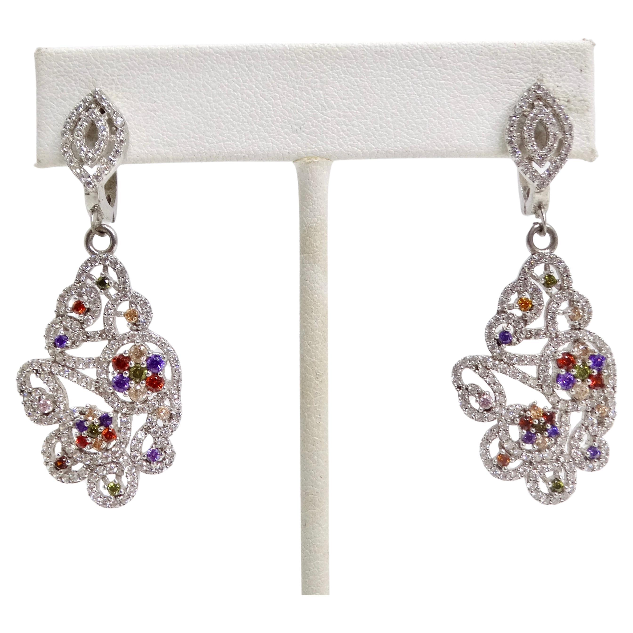 Schmücken Sie sich mit dem fesselnden Charme der 1990s Multicolor Swarovski Crystal Dangle Earrings. Diese atemberaubenden Ohrringe sind ein Beweis für die perfekte Verbindung von klassischem Glamour und lebendiger Raffinesse. Die Ohrringe sind mit