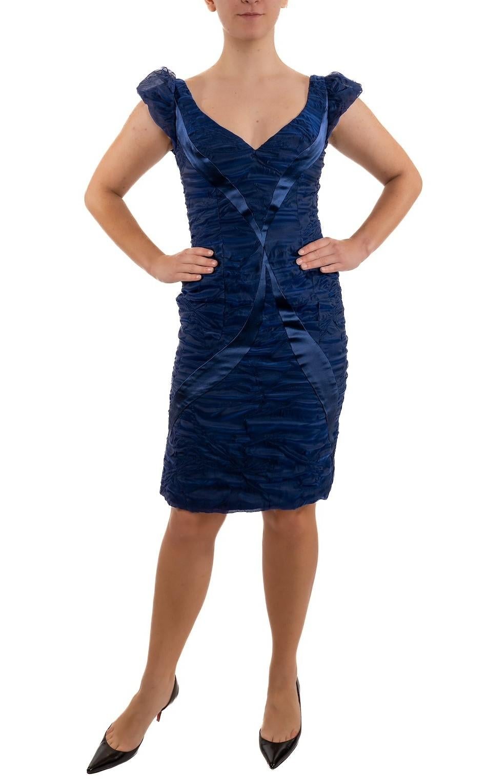 1990S Robe doublée en organza de soie légère charmeuse matelassée bleu marine en vente 1