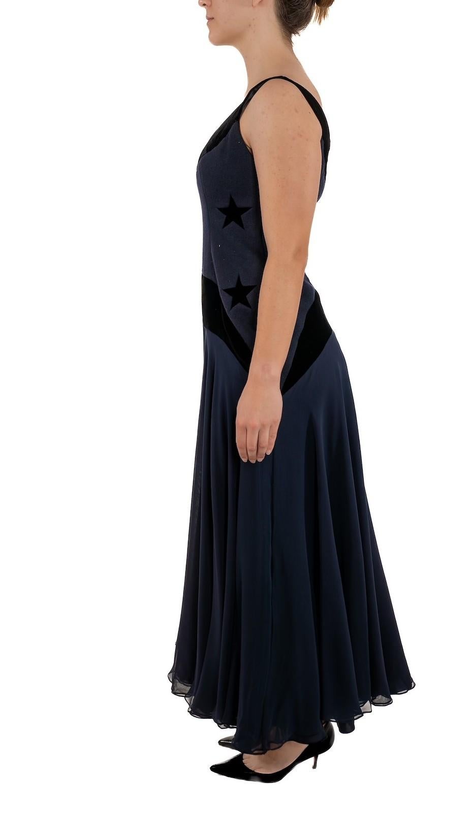 Noir 1990S Robe en mousseline de soie et velours garnie d'étoiles en tricot de cachemire bleu marine XL en vente