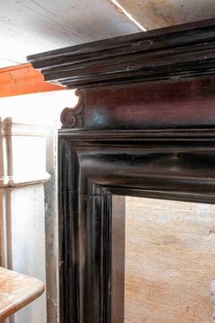 Chimenea de mármol negro antiguo de estilo neoclásico de los años 90