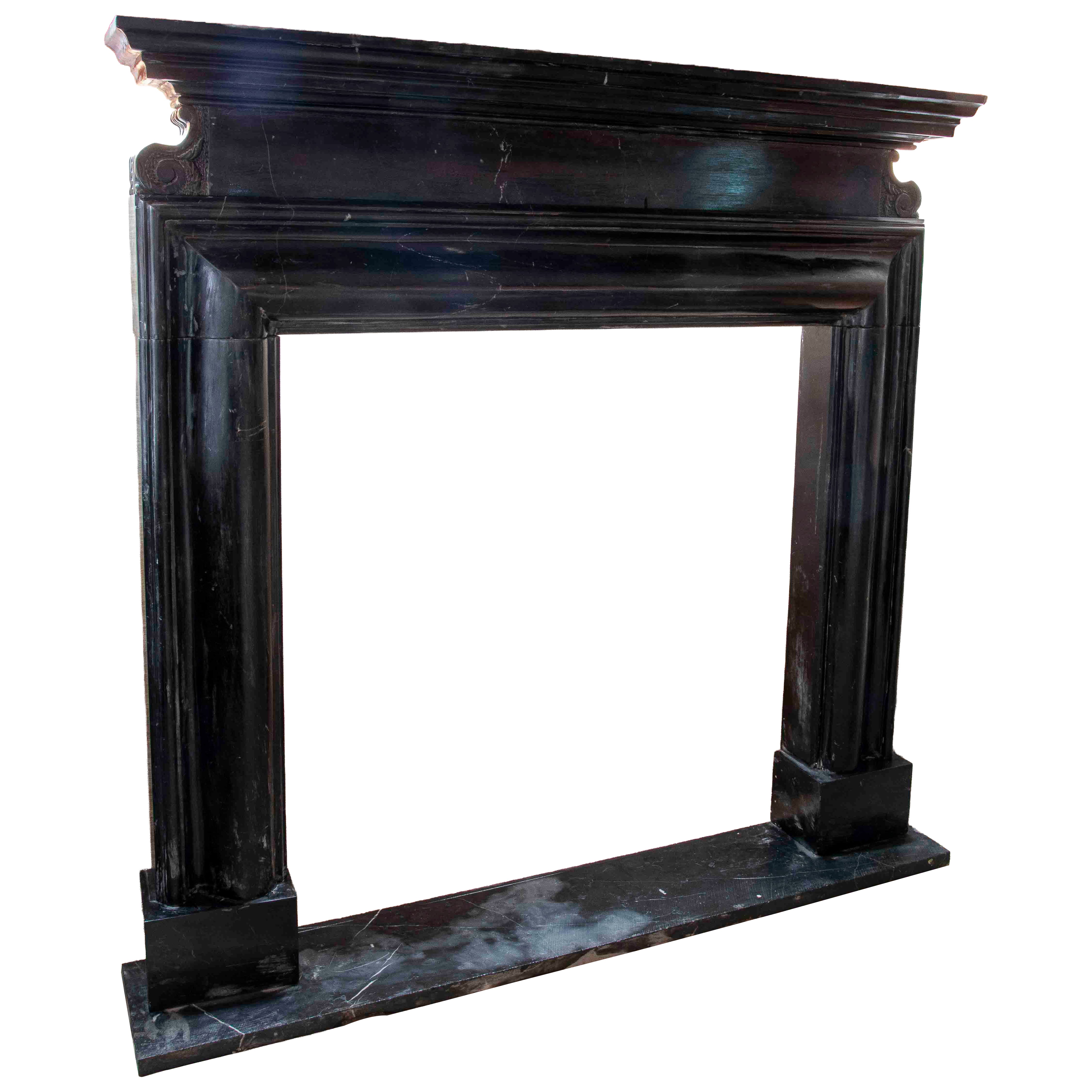 Camino anni
90 in stile neoclassico in marmo nero antico