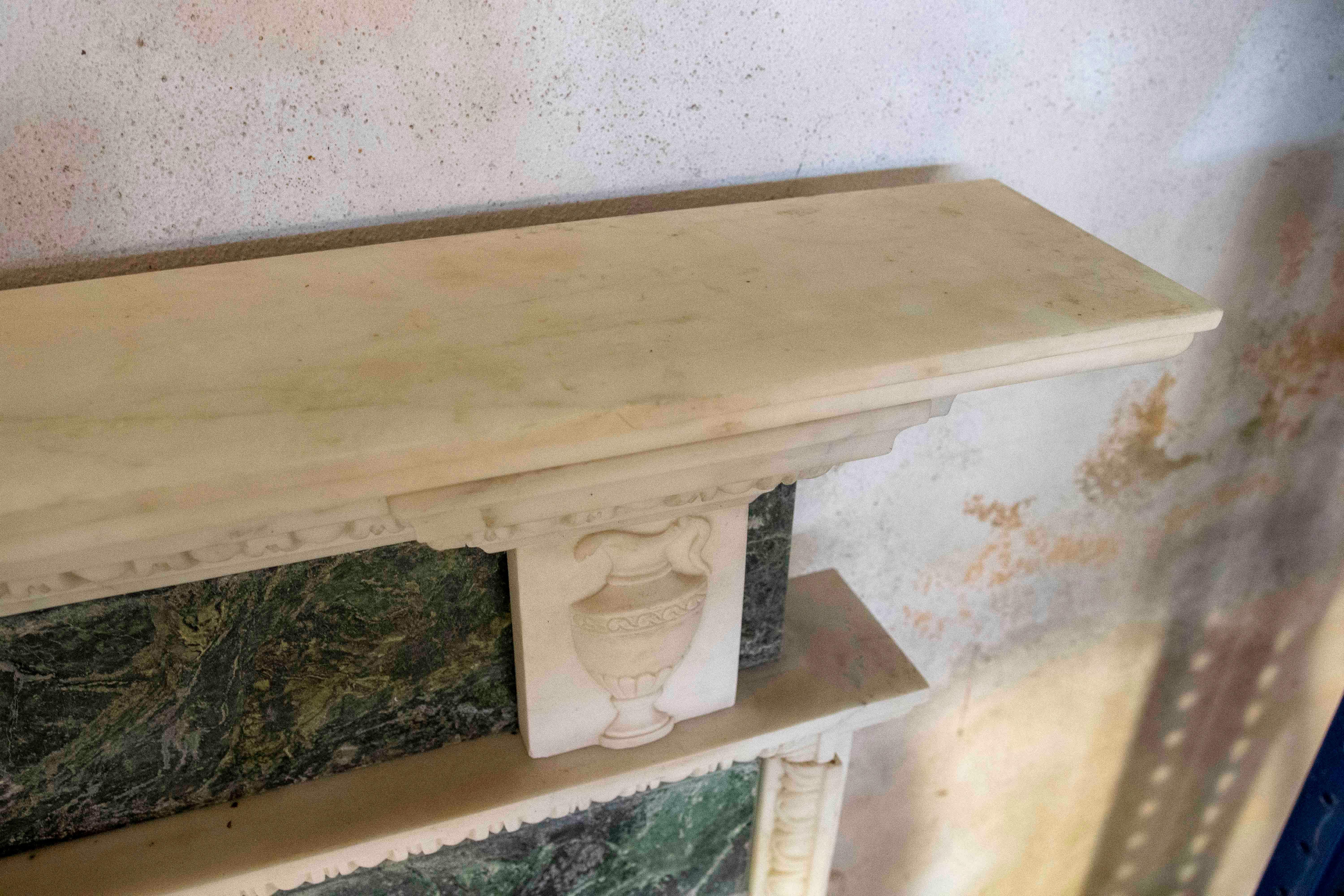 Chimenea de mármol verde y blanco de estilo neoclásico de los años 90 en venta 4