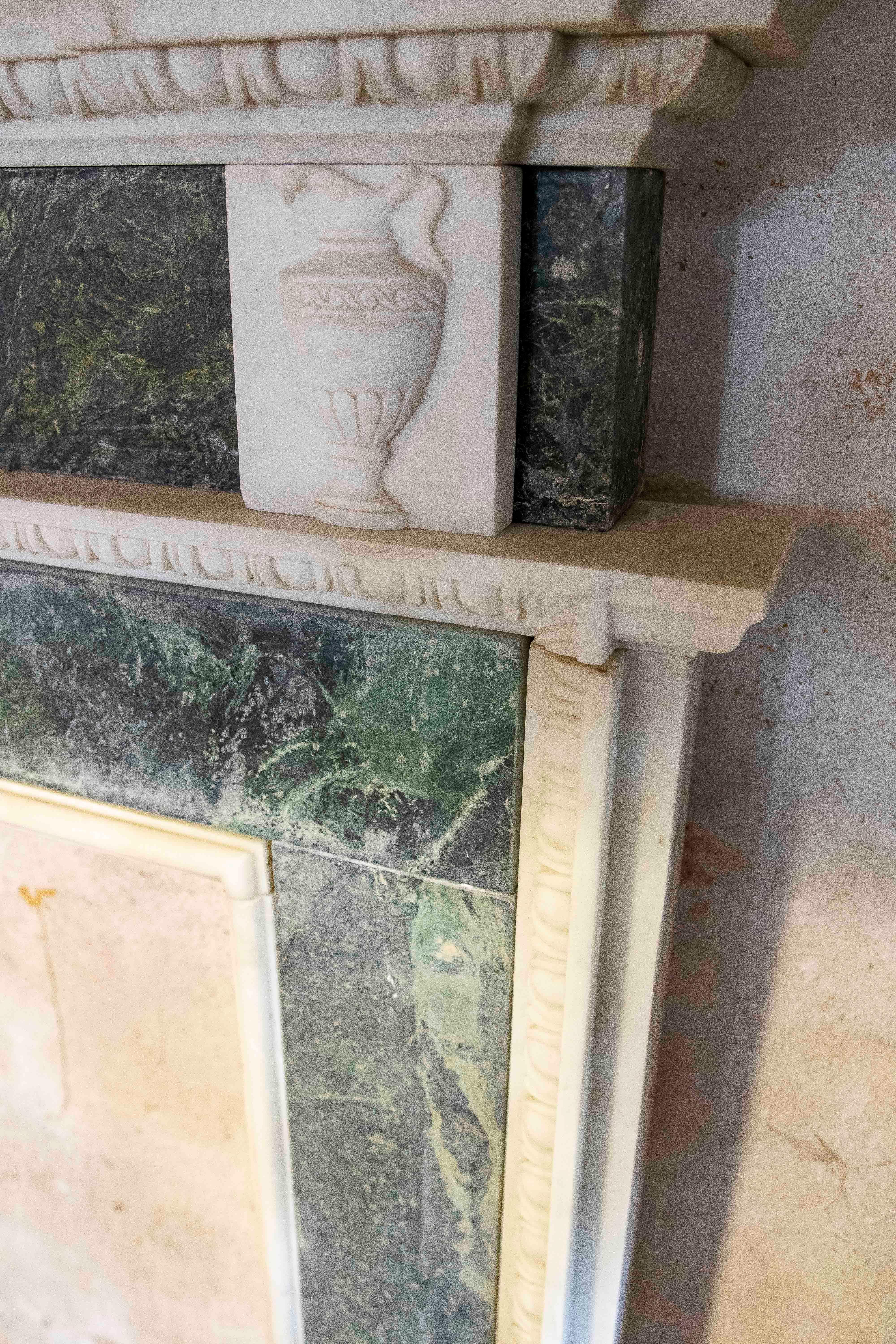 Chimenea de mármol verde y blanco de estilo neoclásico de los años 90 en venta 5