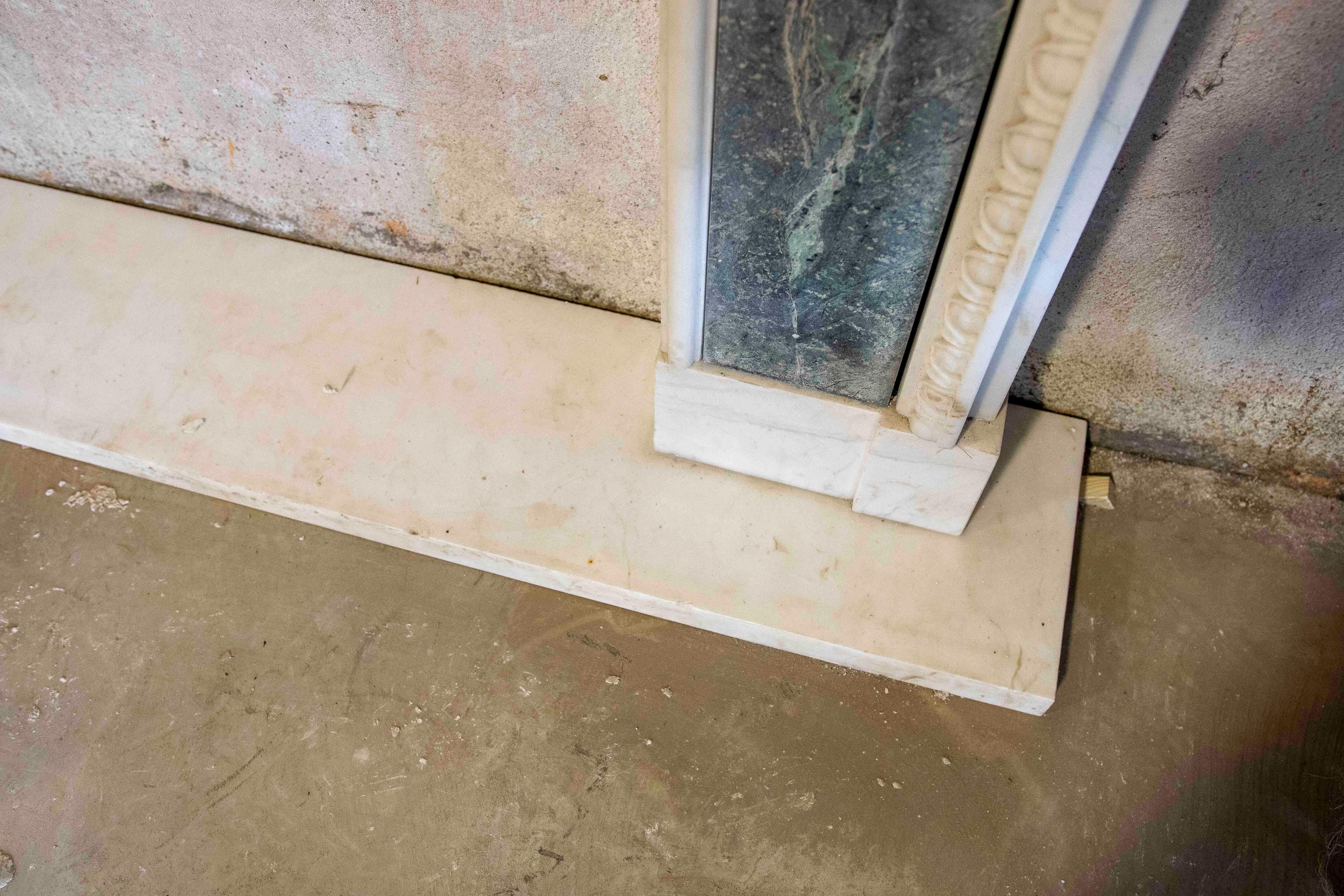 Chimenea de mármol verde y blanco de estilo neoclásico de los años 90 en venta 6