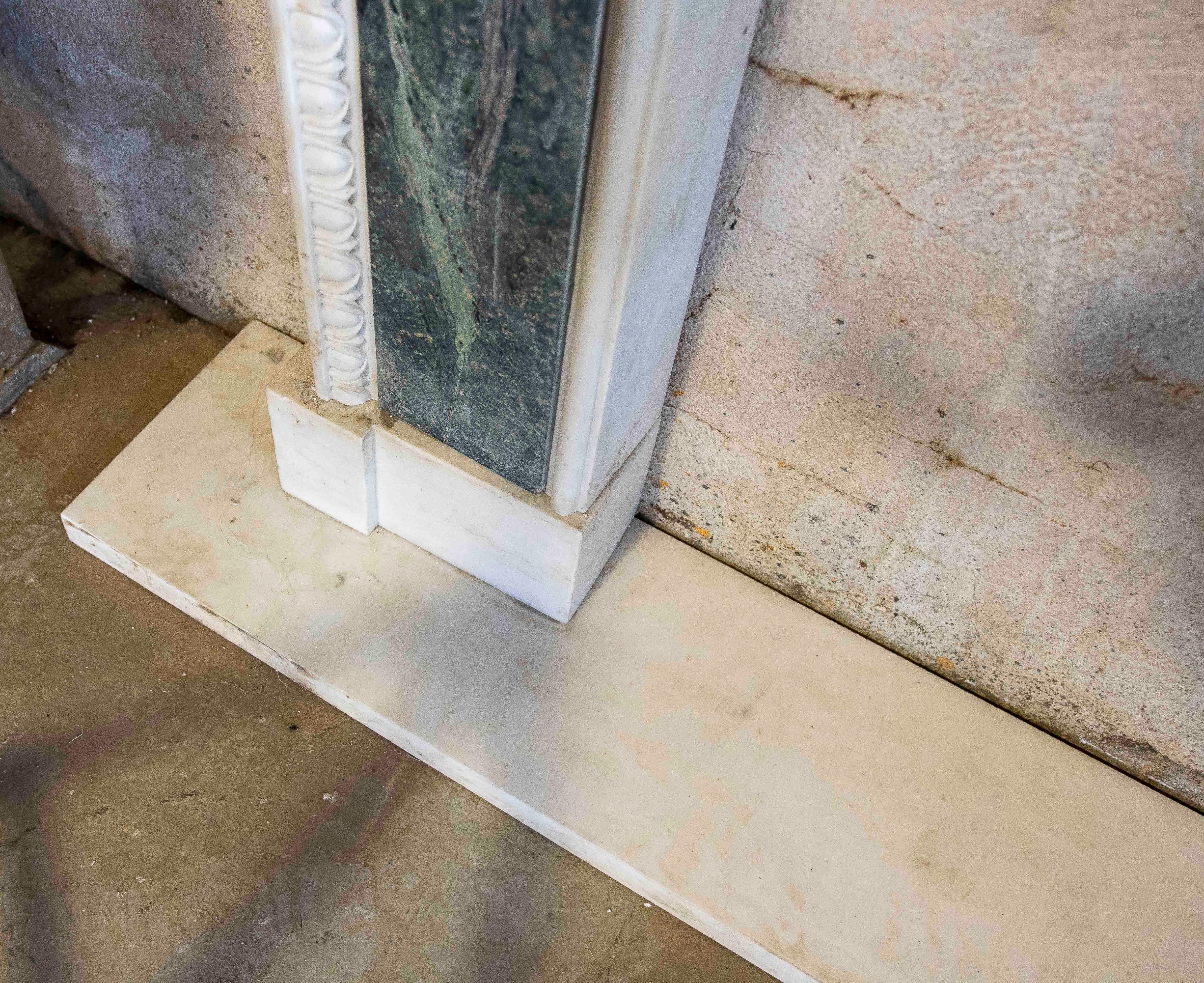 Chimenea de mármol verde y blanco de estilo neoclásico de los años 90 en venta 7