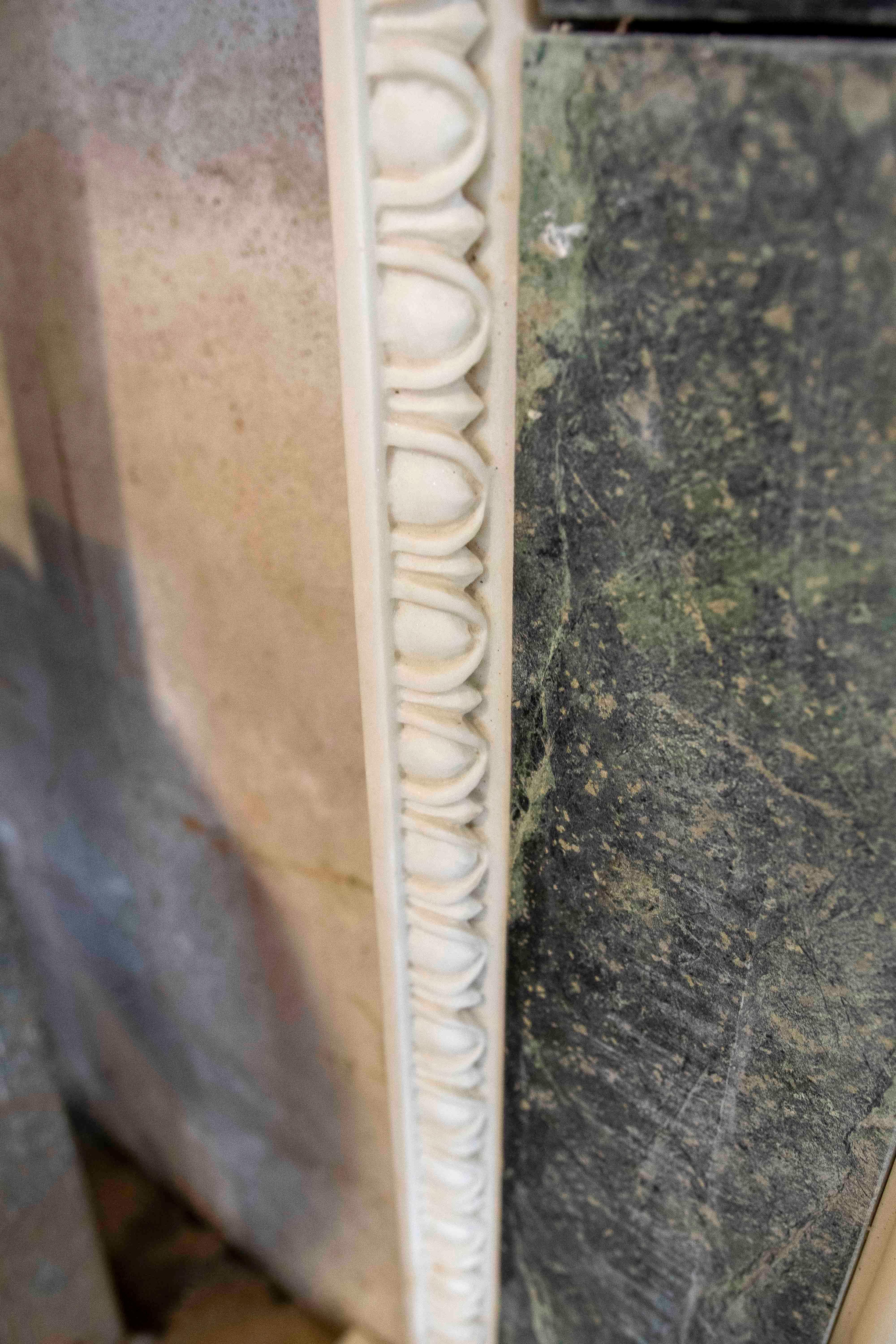 Chimenea de mármol verde y blanco de estilo neoclásico de los años 90 en venta 8