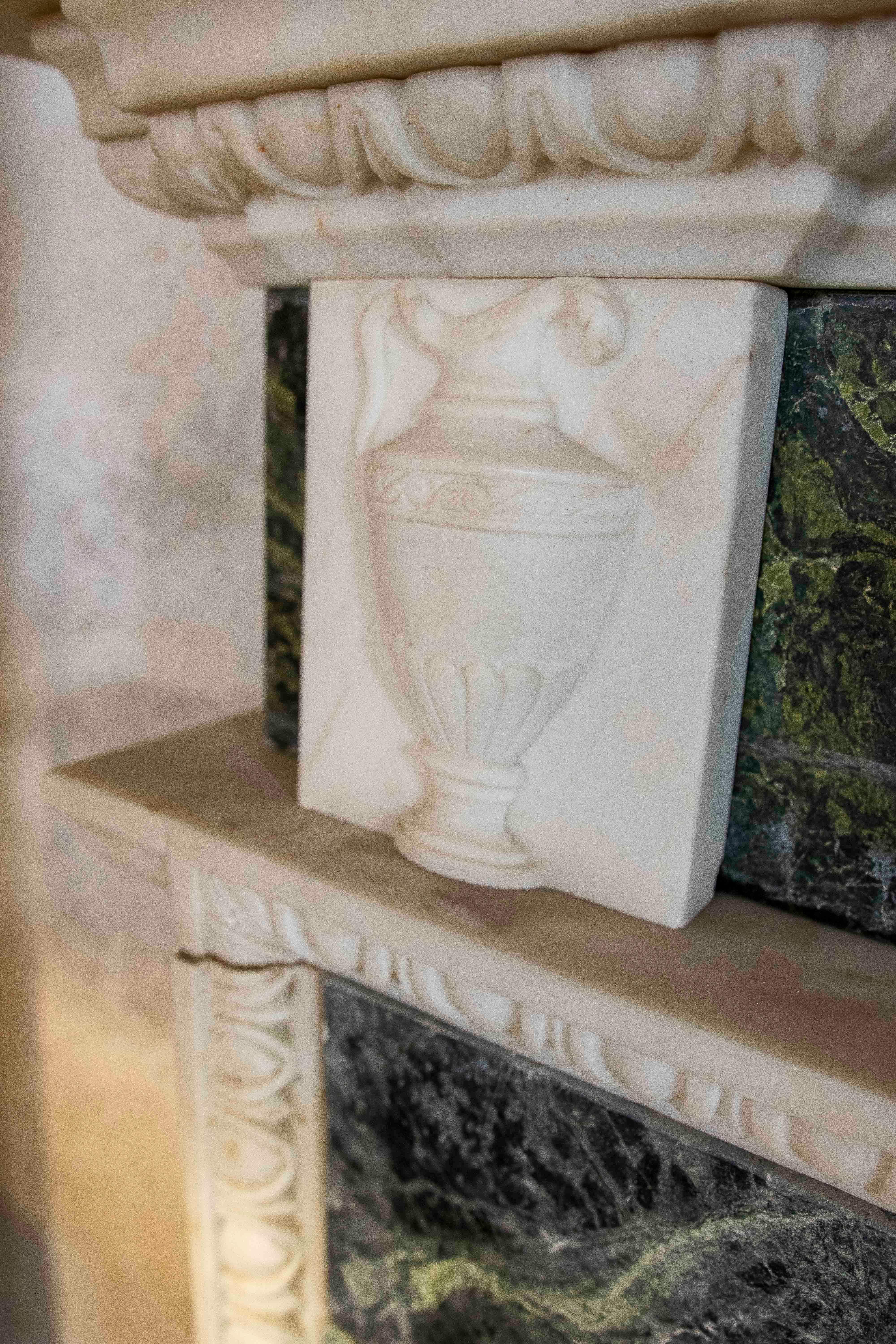 Chimenea de mármol verde y blanco de estilo neoclásico de los años 90 en venta 9