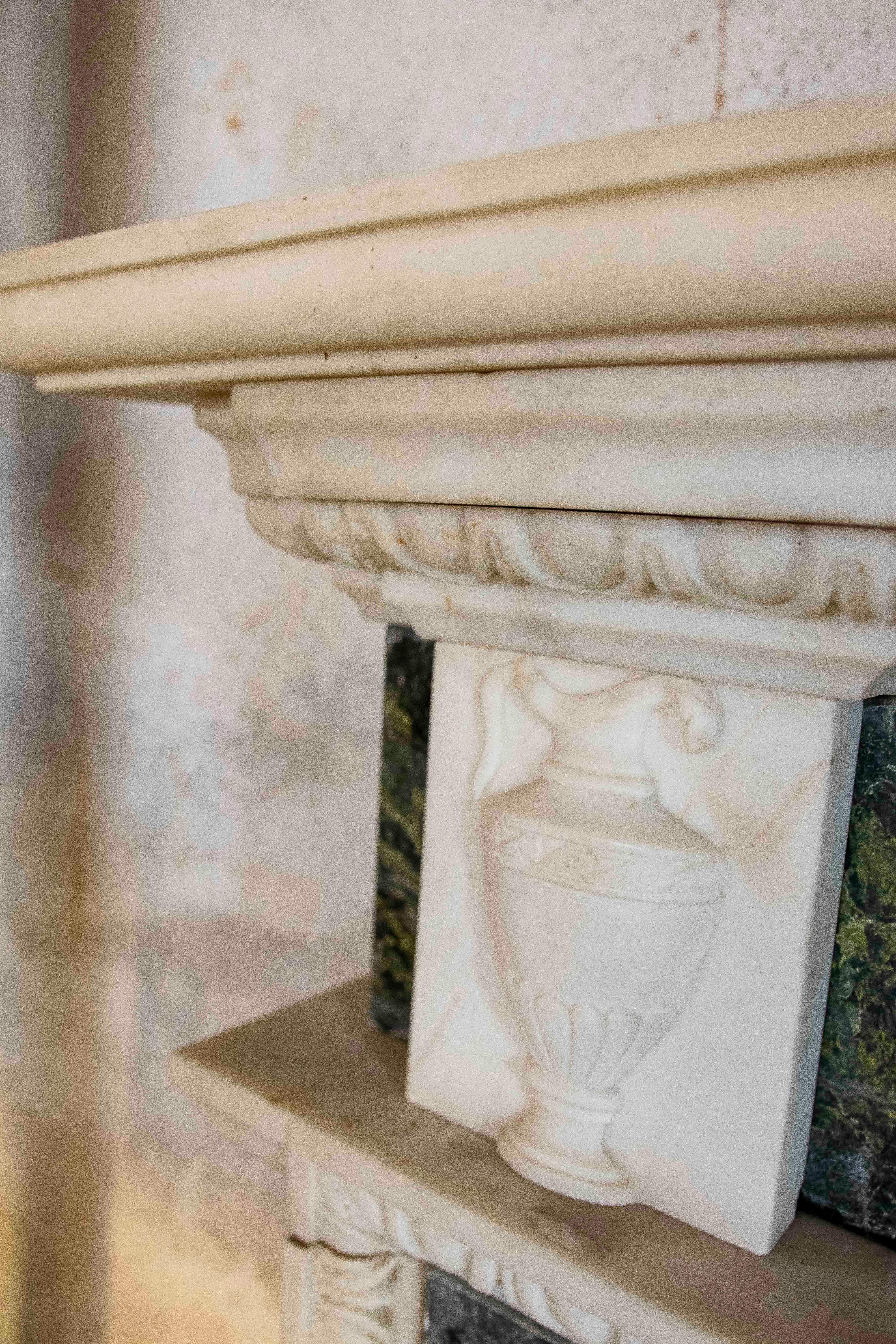 Chimenea de mármol verde y blanco de estilo neoclásico de los años 90 en venta 10